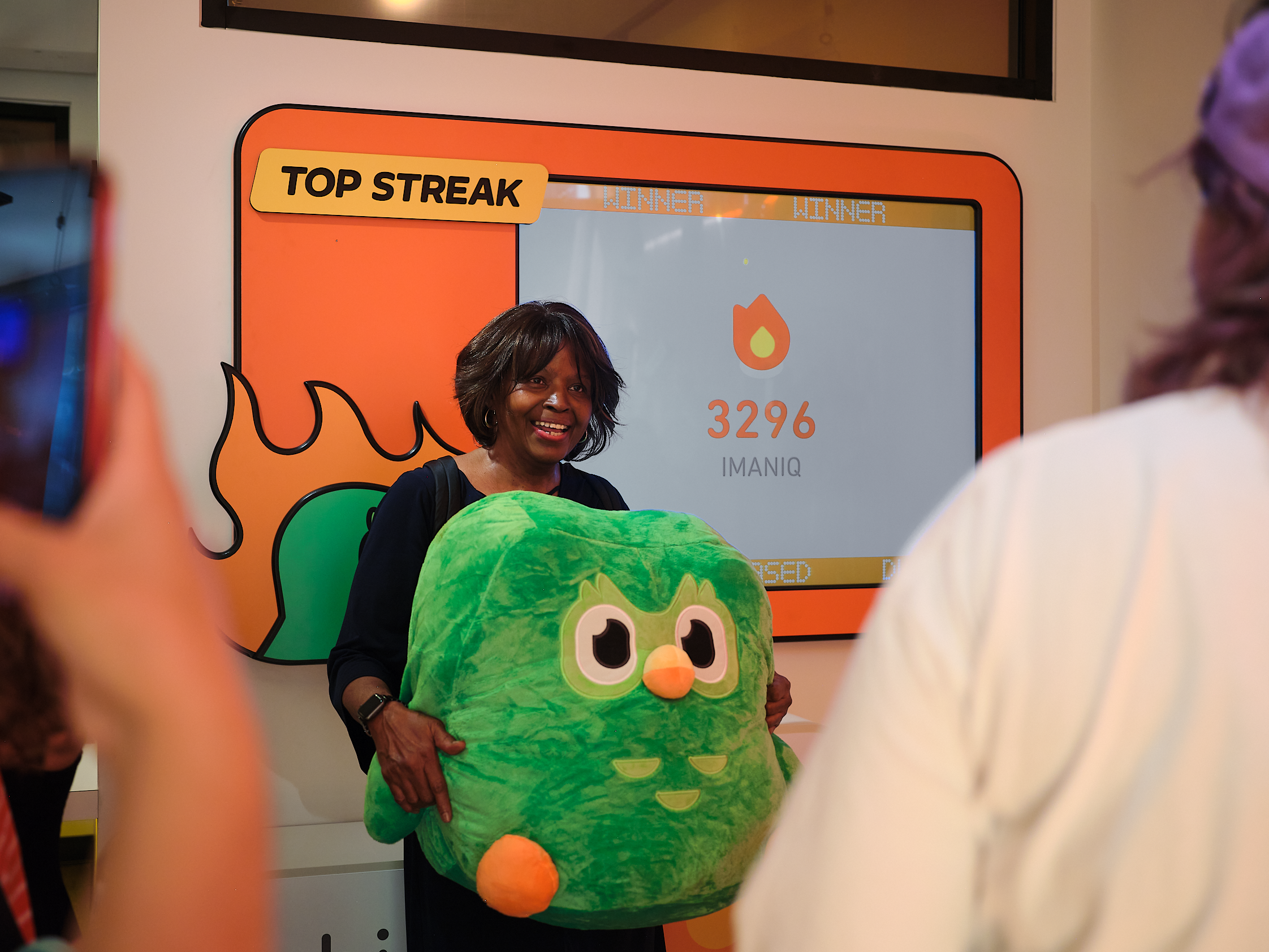 A leaderboard tracked the streaks of every attendee. The attendee with the highest streak every hour won an exclusive oversized Duo plushie that could not be bought. 