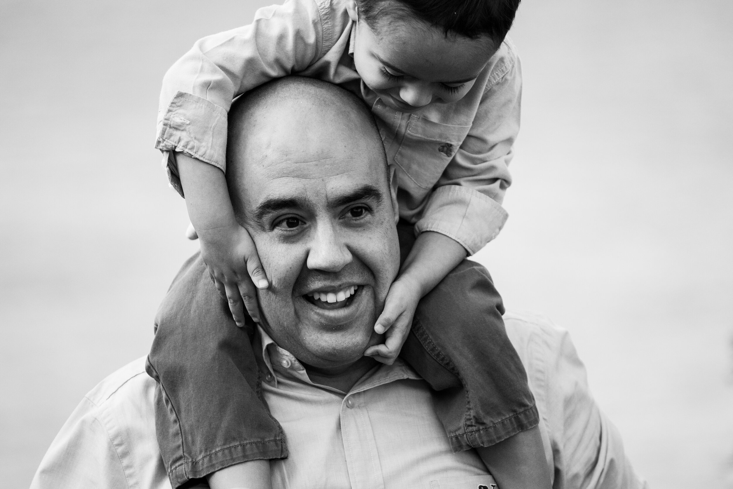 natural family photography boy on dads shoulders