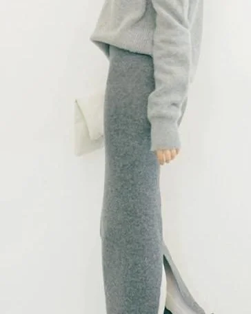 Soft wool, long silhouette