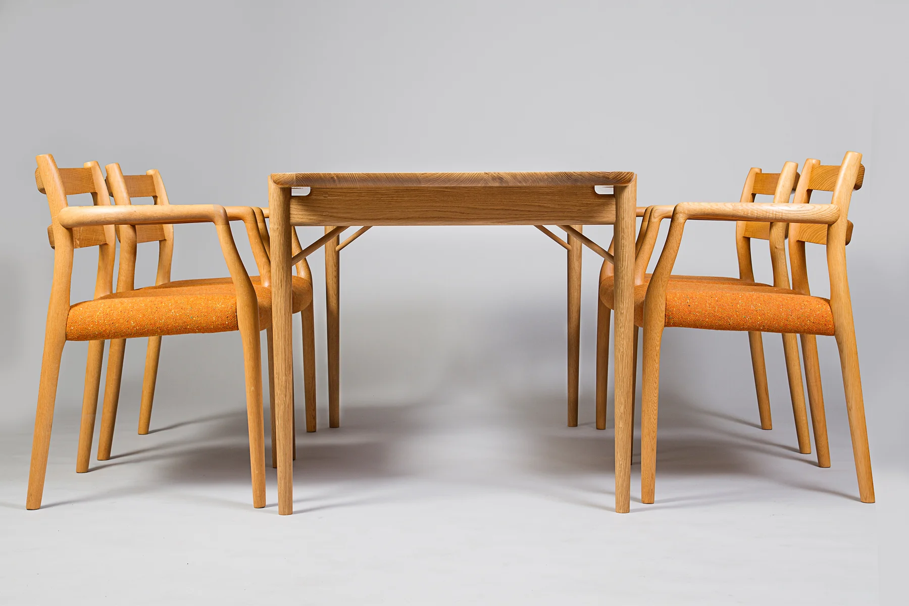 bespoke oak dining table with 4 classic diningchairs