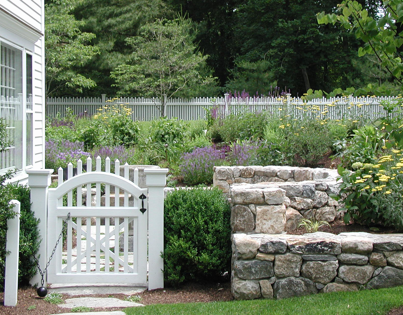 CLASSIC NEW ENGLAND GARDEN - Side Garden