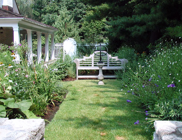 CLASSIC NEW ENGLAND GARDEN - Decor