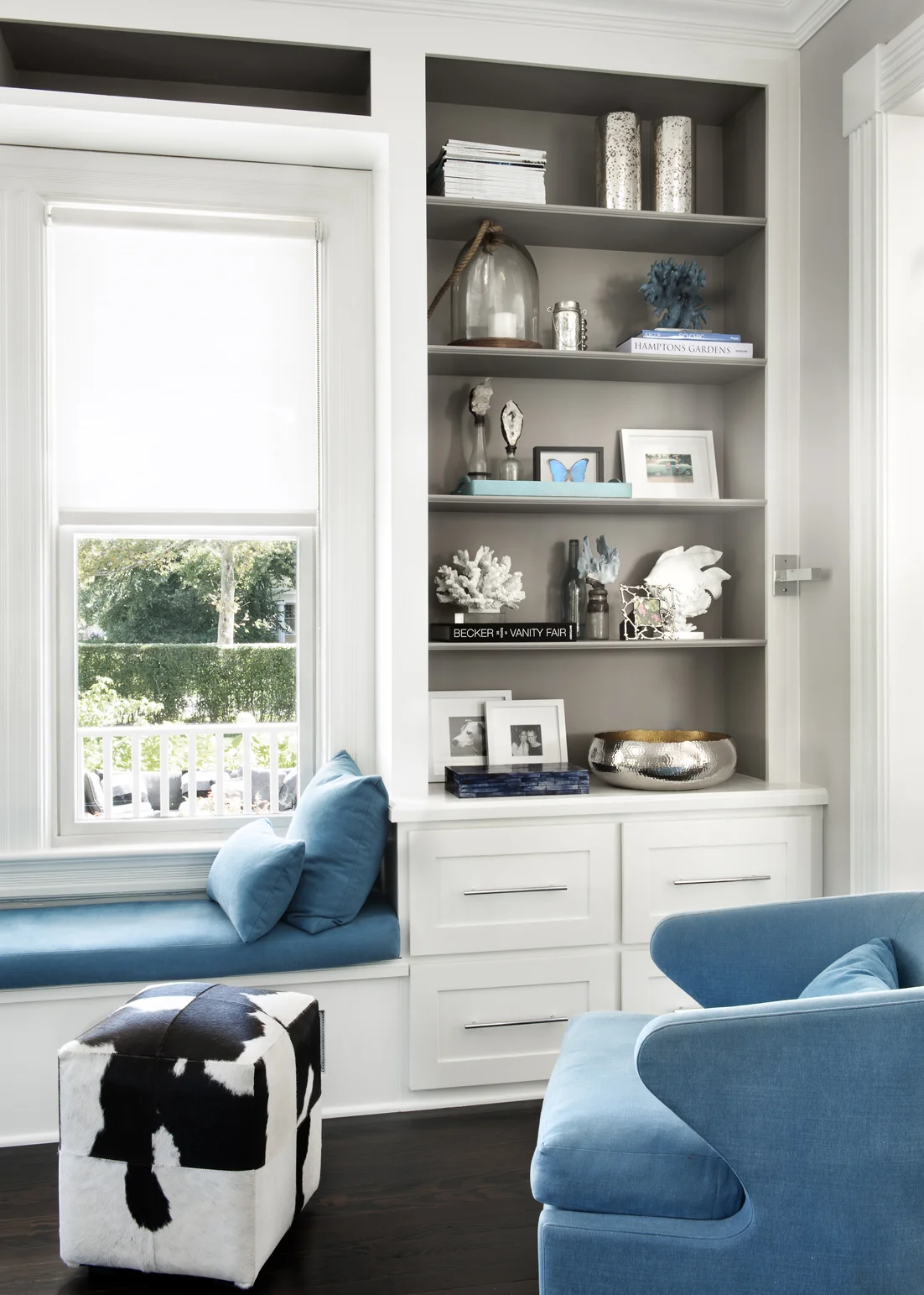 Victorian Rumson Beach Home - BOOKCASE VIGNETTE