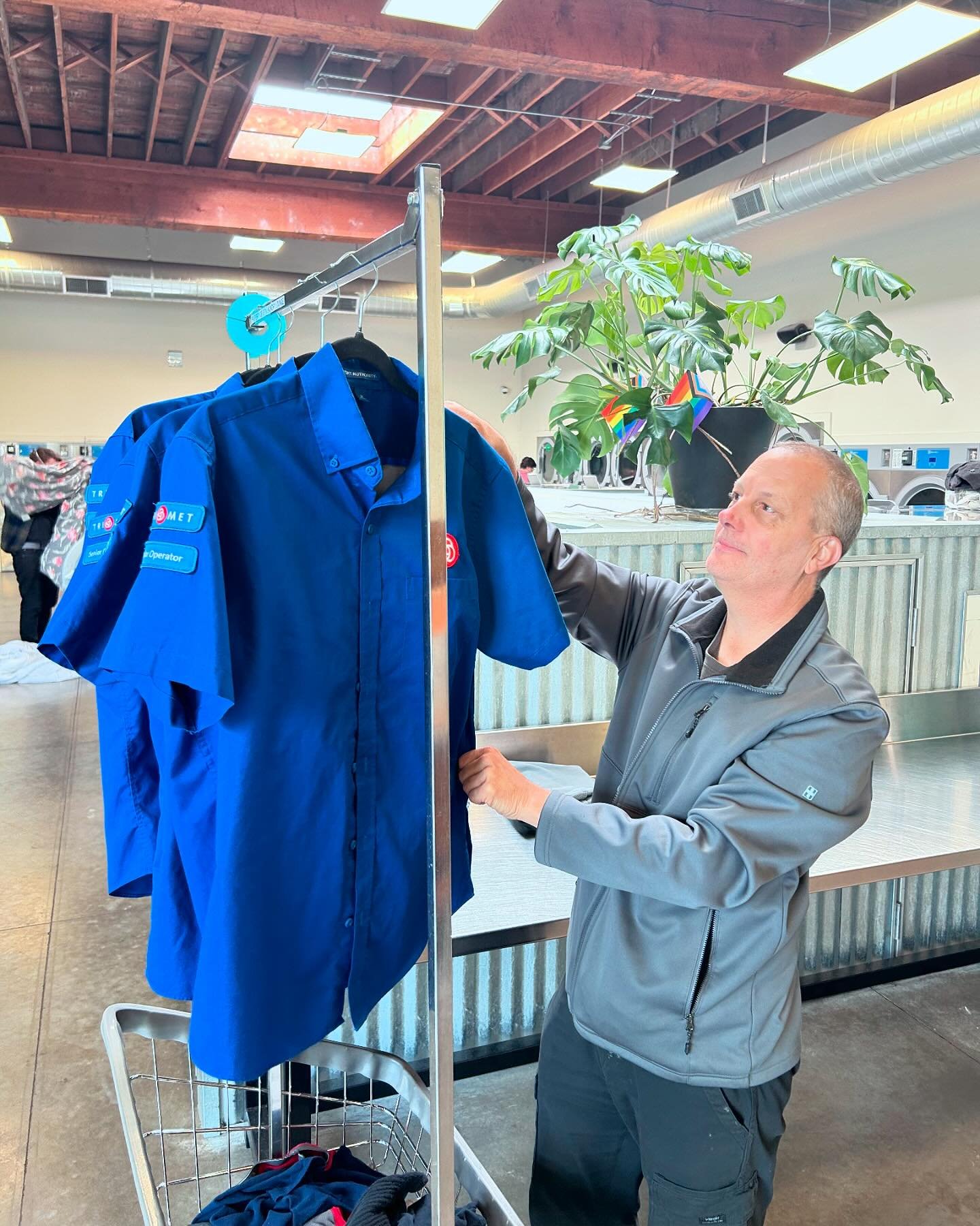 Today we want to give a shoutout to the @trimet operators who come to Spin! 💛🌀🚏🚍

Whether you are a self service customer taking pride in keeping your Senior Operator unis looking sharp, or you are a drop off customer letting us take care of your