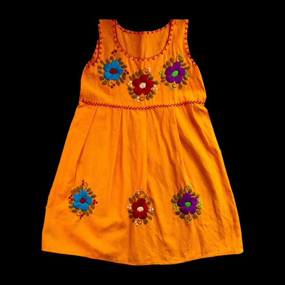 Vestido con bordado para niña
