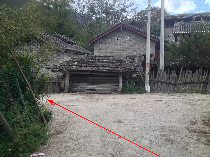 The T-junction after emerging from the farm field trail. You will have to walk straight uphill from the field trail for a few minutes to reach this junction.