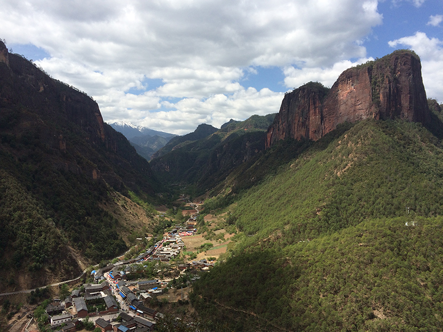 A view down the valley towards Laojunshan/老君山 from the One Dragon Buttress/Watchtower area.