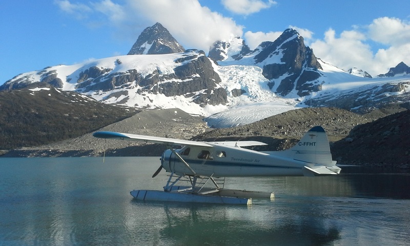 Floatplane on Ape Lake, guided trip.jpeg