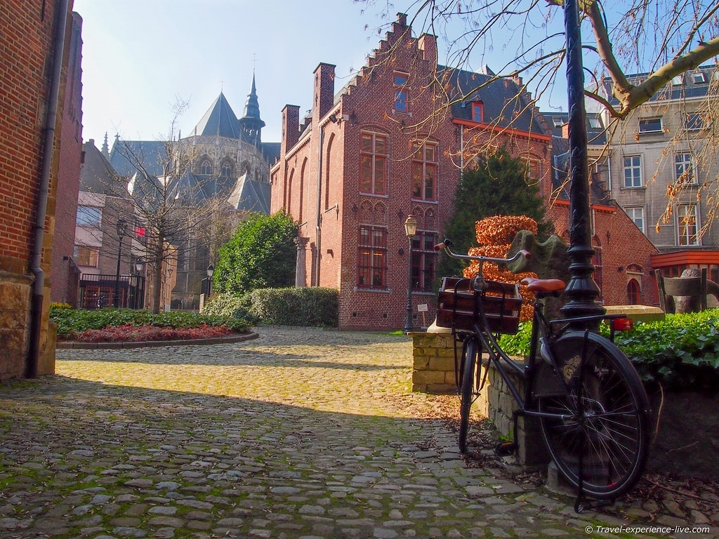 An ancient bicycle in the old city center of Aalst.
