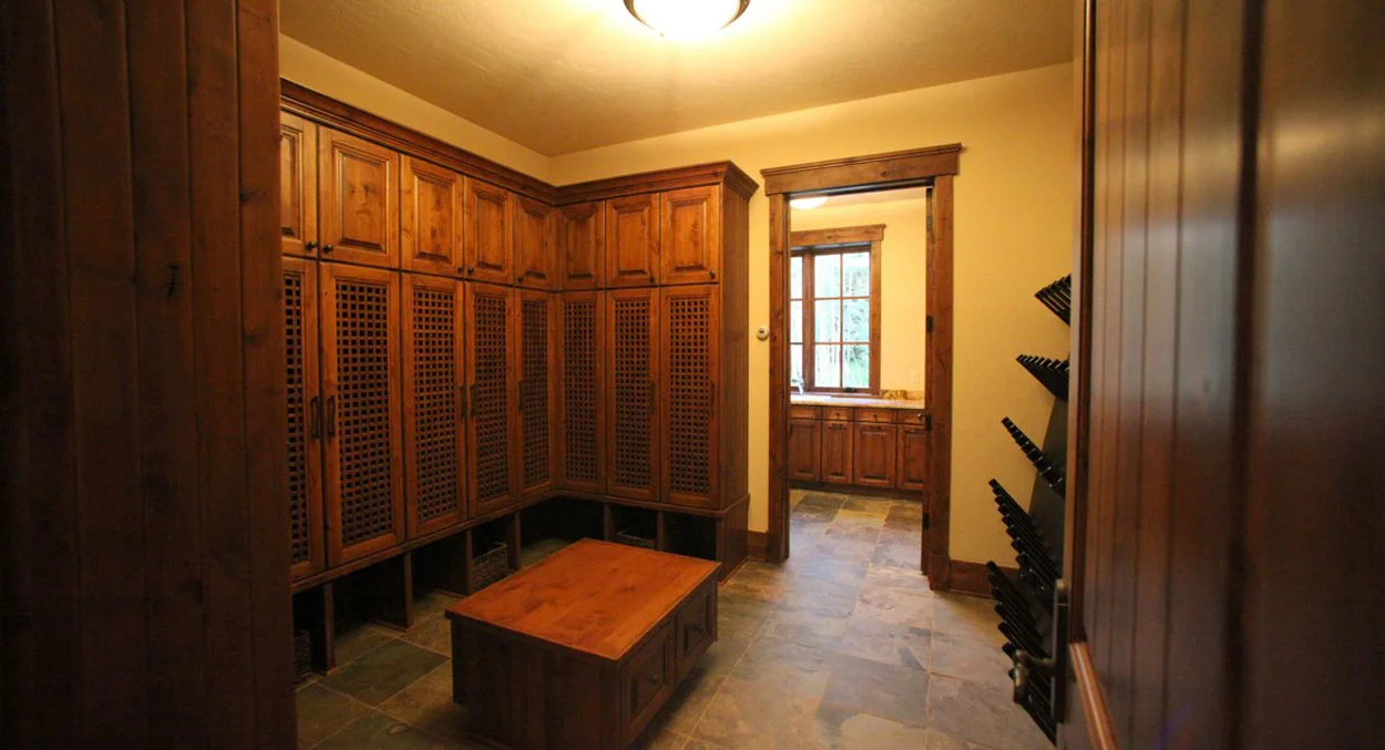 Locker Room looing towards Laundry.JPG