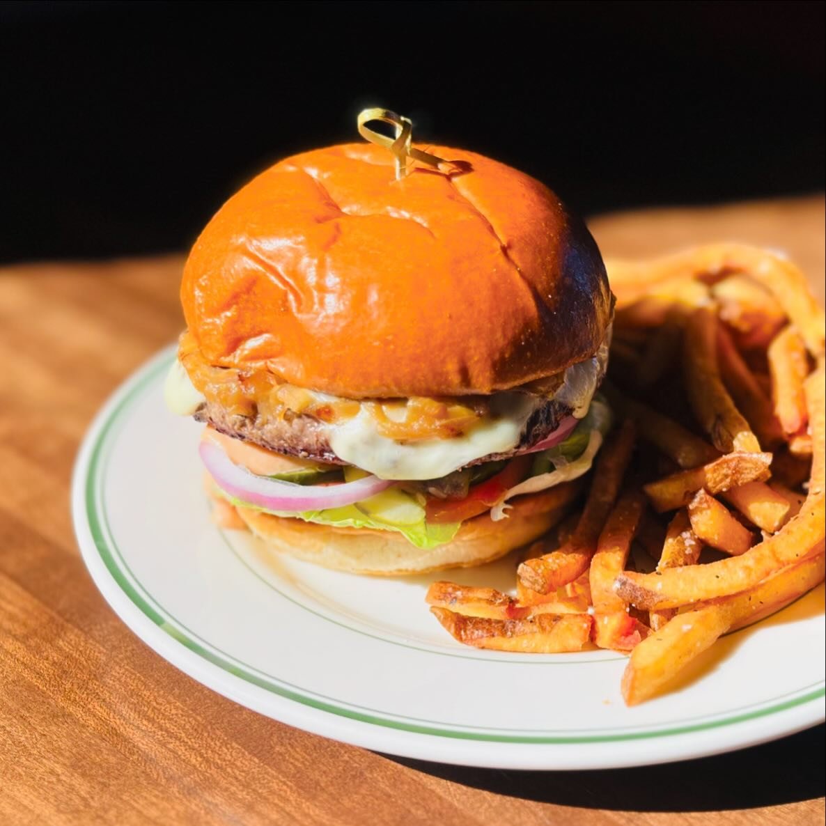 🌟 🍔 MONDAYS: Get your hands on our HALF-OFF HANDHELDS at the bar. It&rsquo;s the perfect start to your week!

📸: OG BURGER