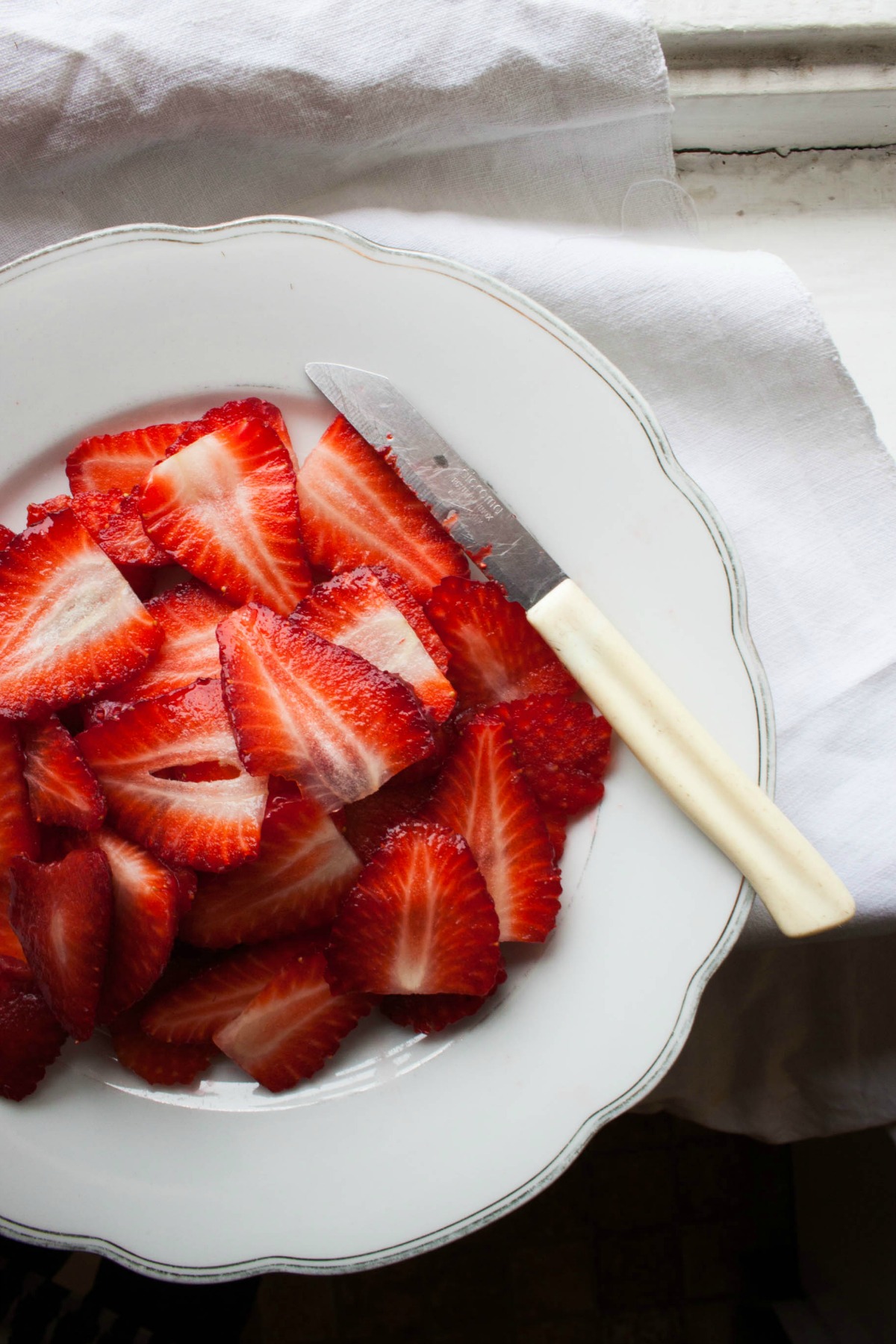 No-Bake Yogurt Cream Cake with Strawberries | my blue&white kitchen