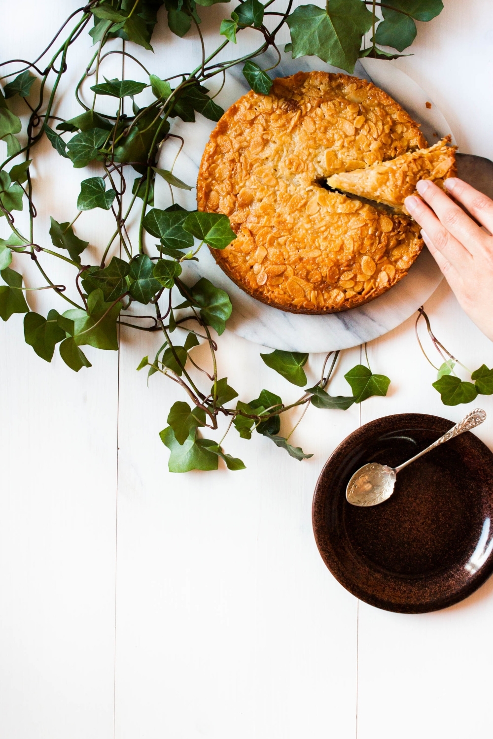 Toscakaka − Nordic Caramel Almond Cake | my blue&white kitchen