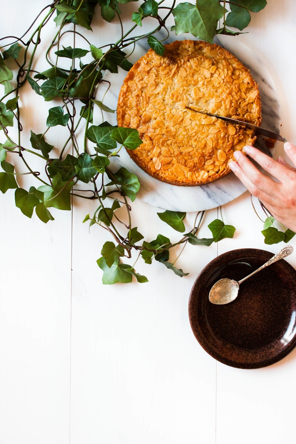 Toscakaka − Nordic Caramel Almond Cake | my blue&white kitchen