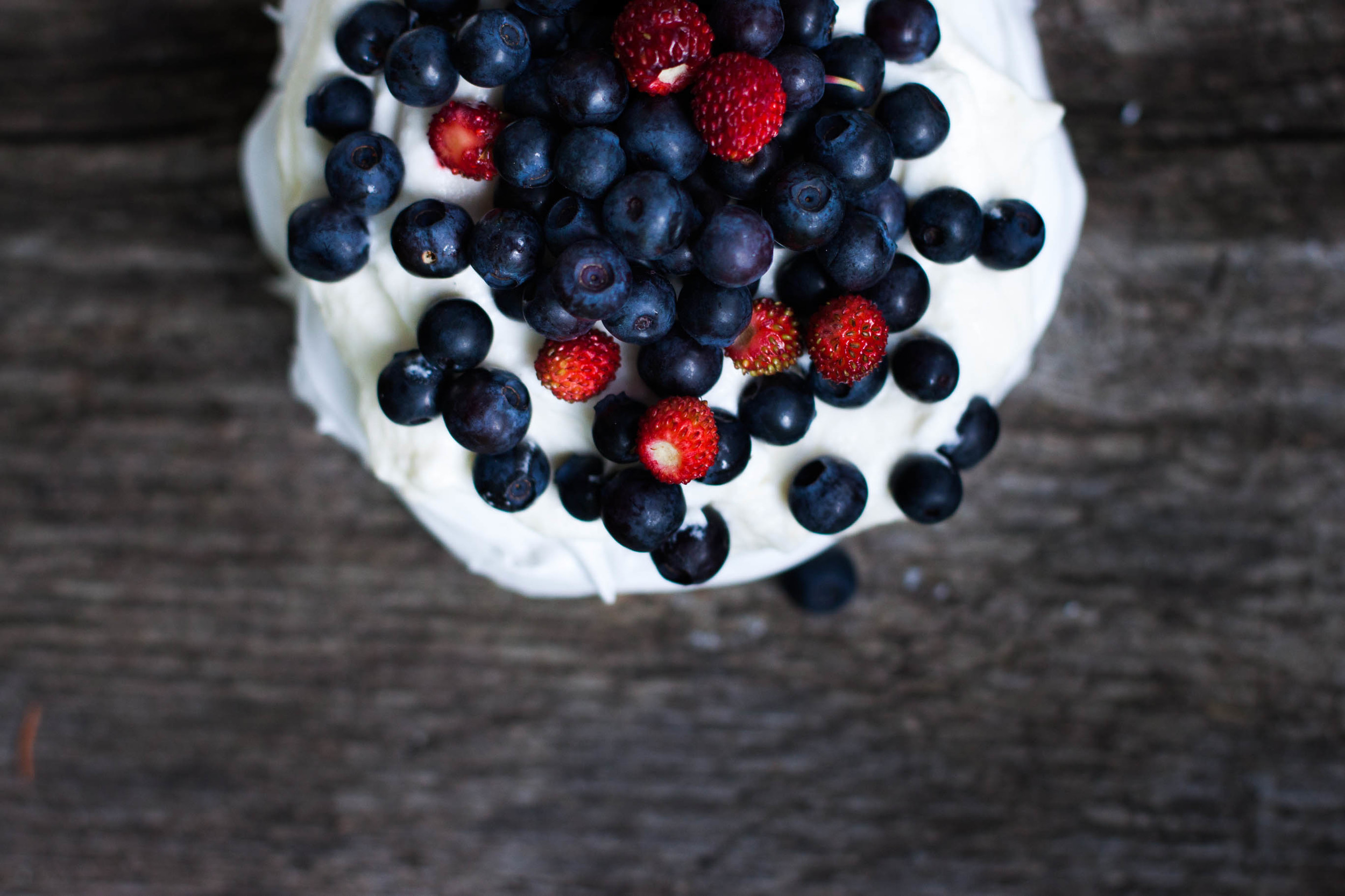 Mini Almond Pavlovas with Forest Berries | my blue&white kitchen