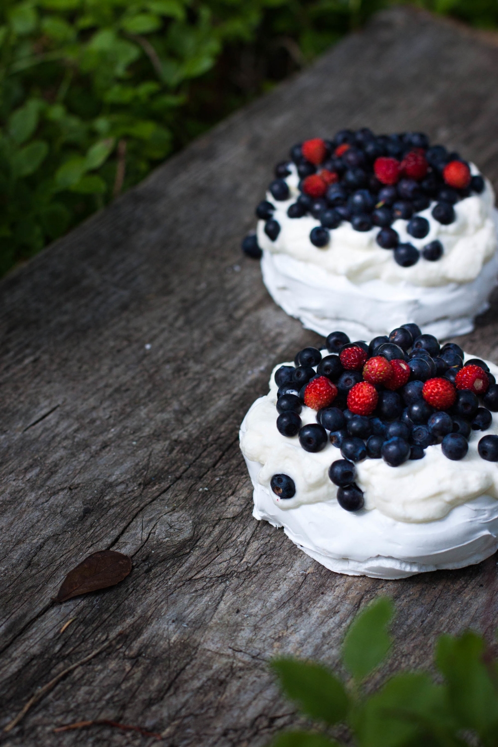 Mini Almond Pavlovas with Forest Berries | my blue&white kitchen