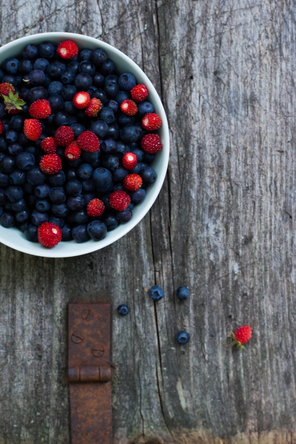 Mini Almond Pavlovas with Forest Berries | my blue&white kitchen