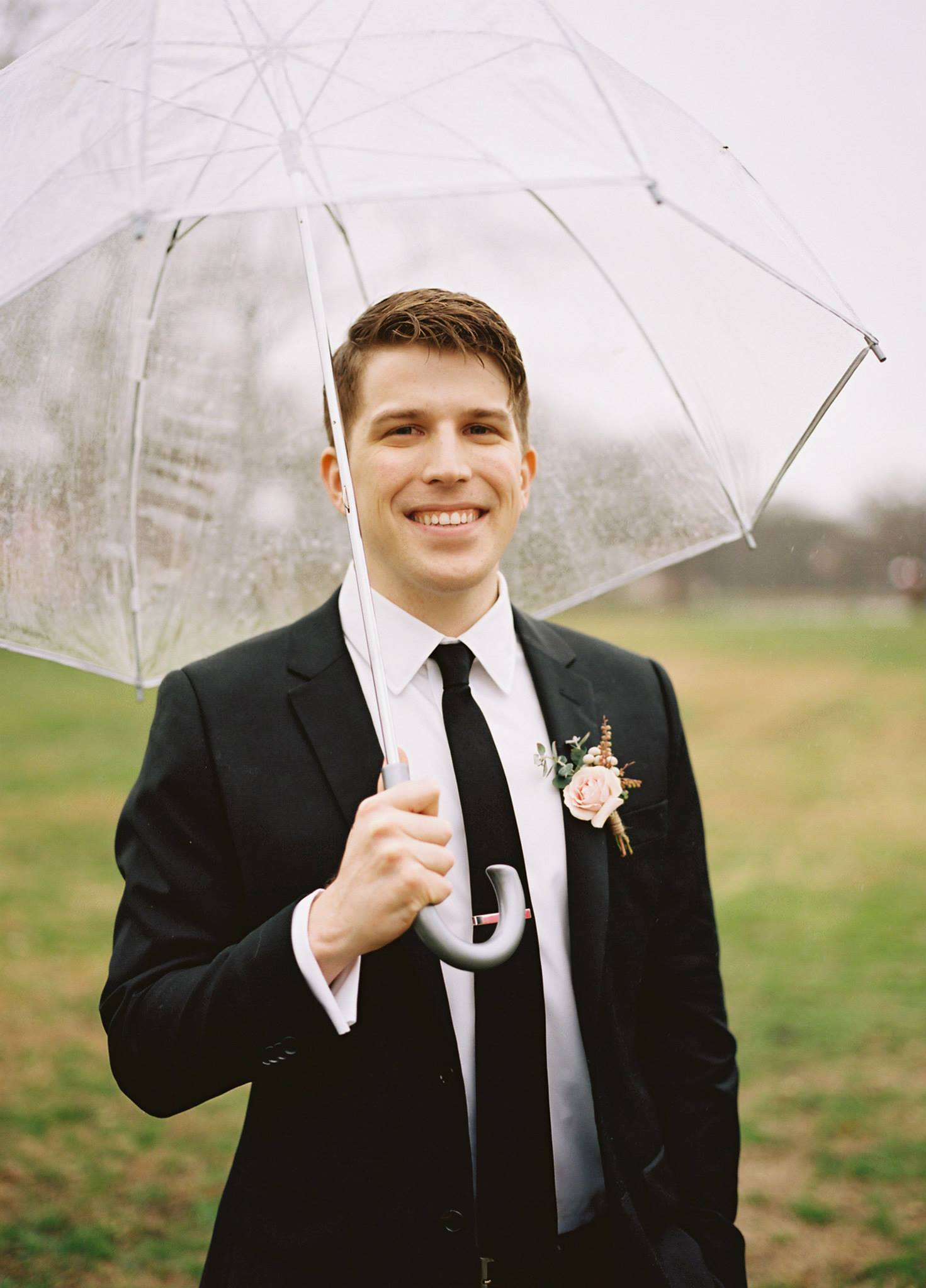 Rainy wedding day // Neutral groom boutonniere