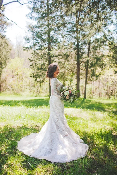 Nashville Bridal Portrait // Natural, neutral florals