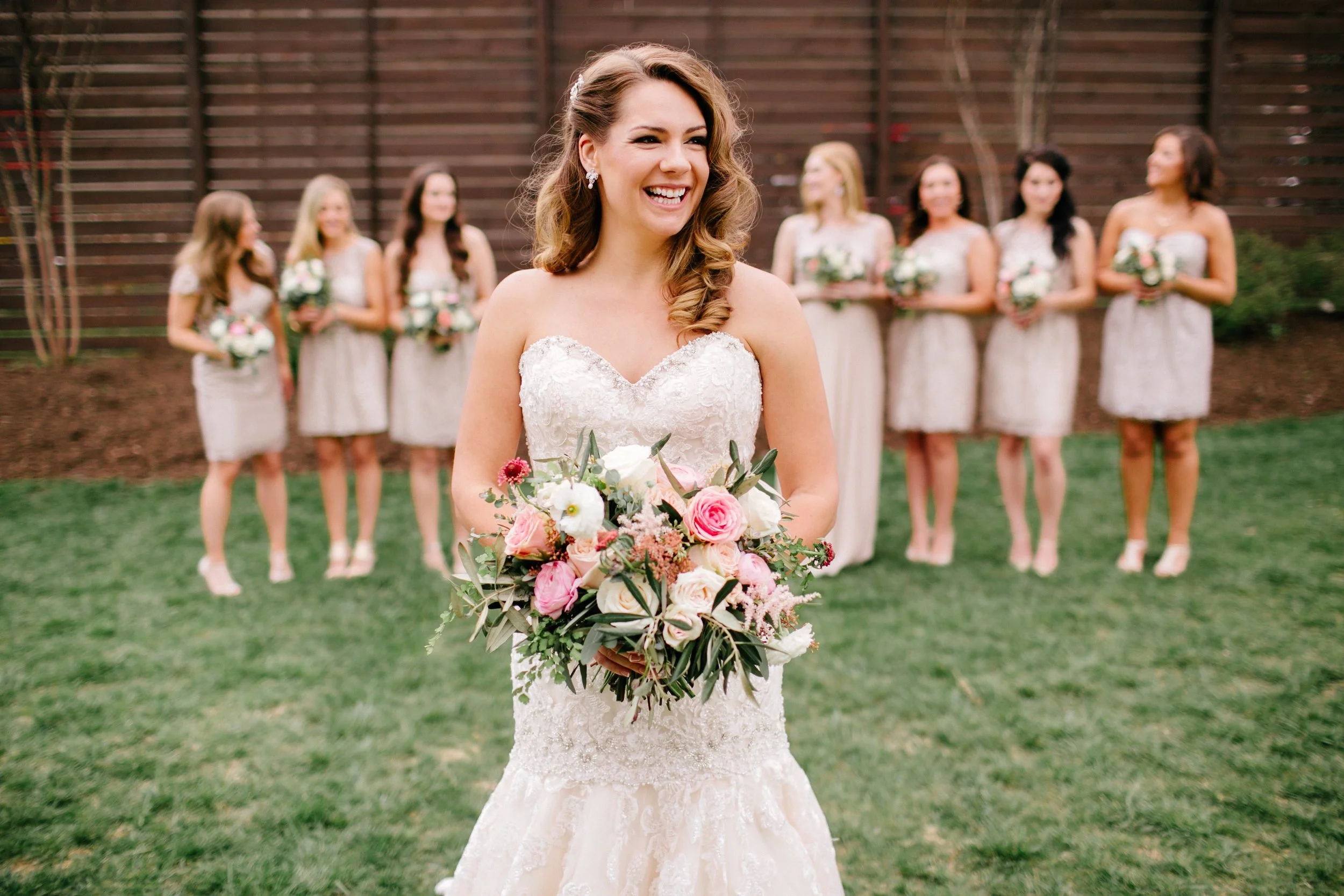 Loose, organic floral design for weddings