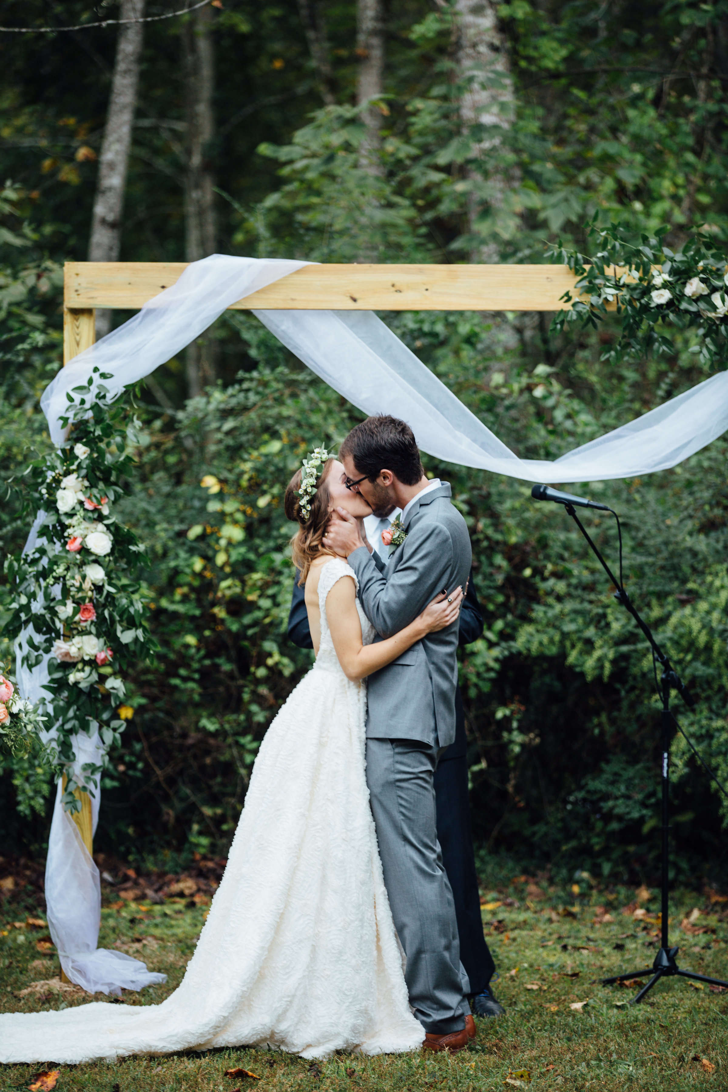 Chic and natural wedding arch // Southern Wedding Floral Design