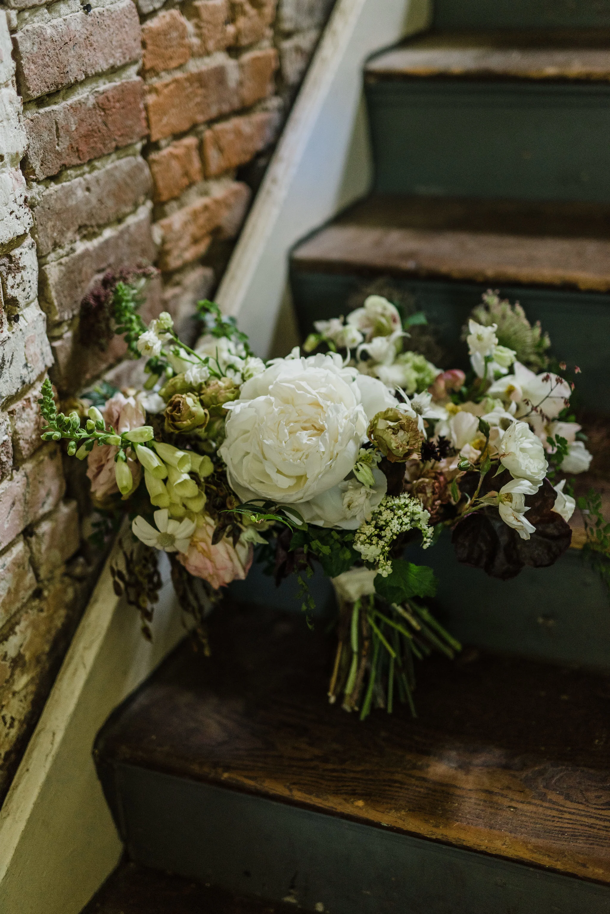 Art Deco inspired garden wedding at Travellers Rest in Nashville with lush, organic floral design