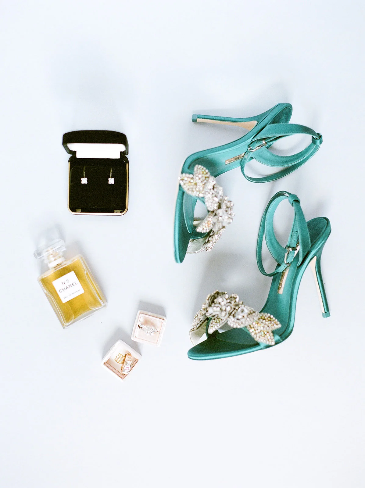 Light and airy wedding flowers at the Noelle, downtown Nashville.