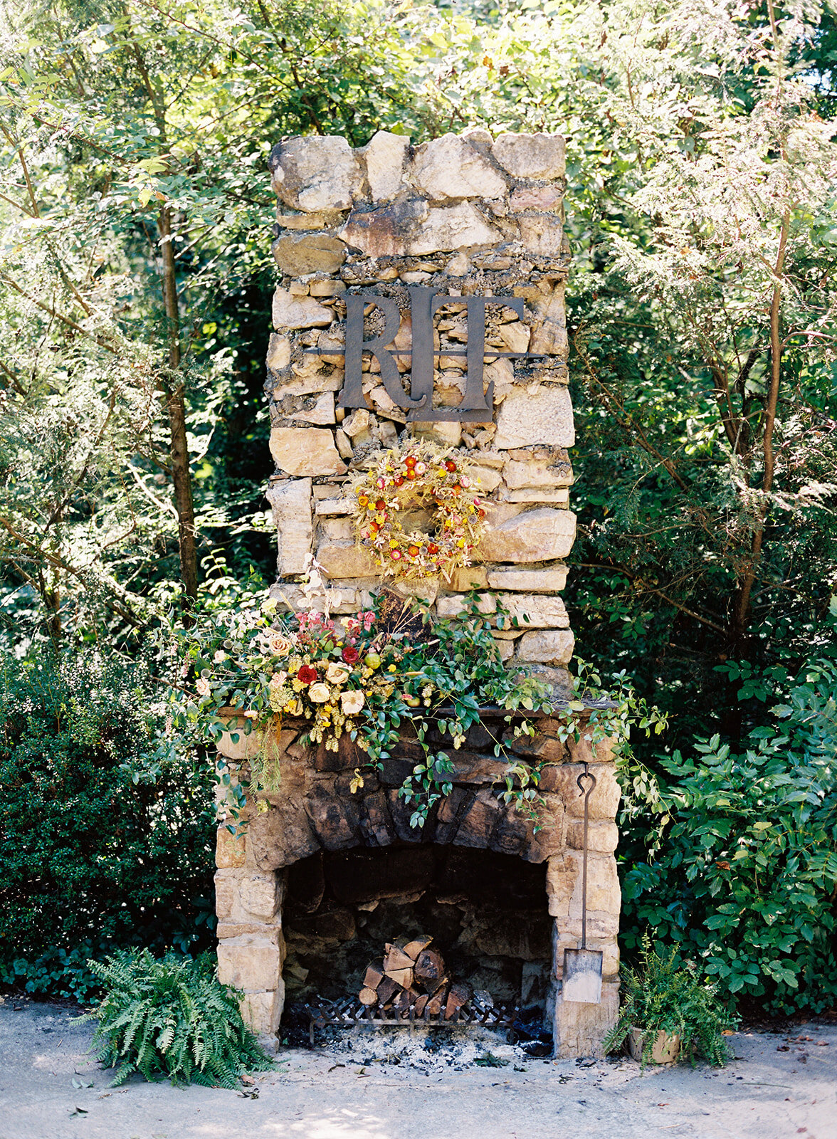 Late summer wildflower-inspired wedding floral design at RT Lodge. Asymmetrical, growing flower installation for the mantle.