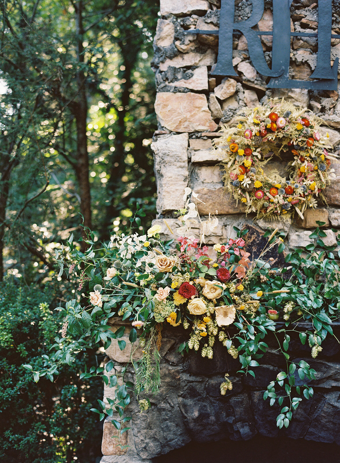 Late summer wildflower-inspired wedding floral design at RT Lodge. Asymmetrical, growing flower installation for the mantle.