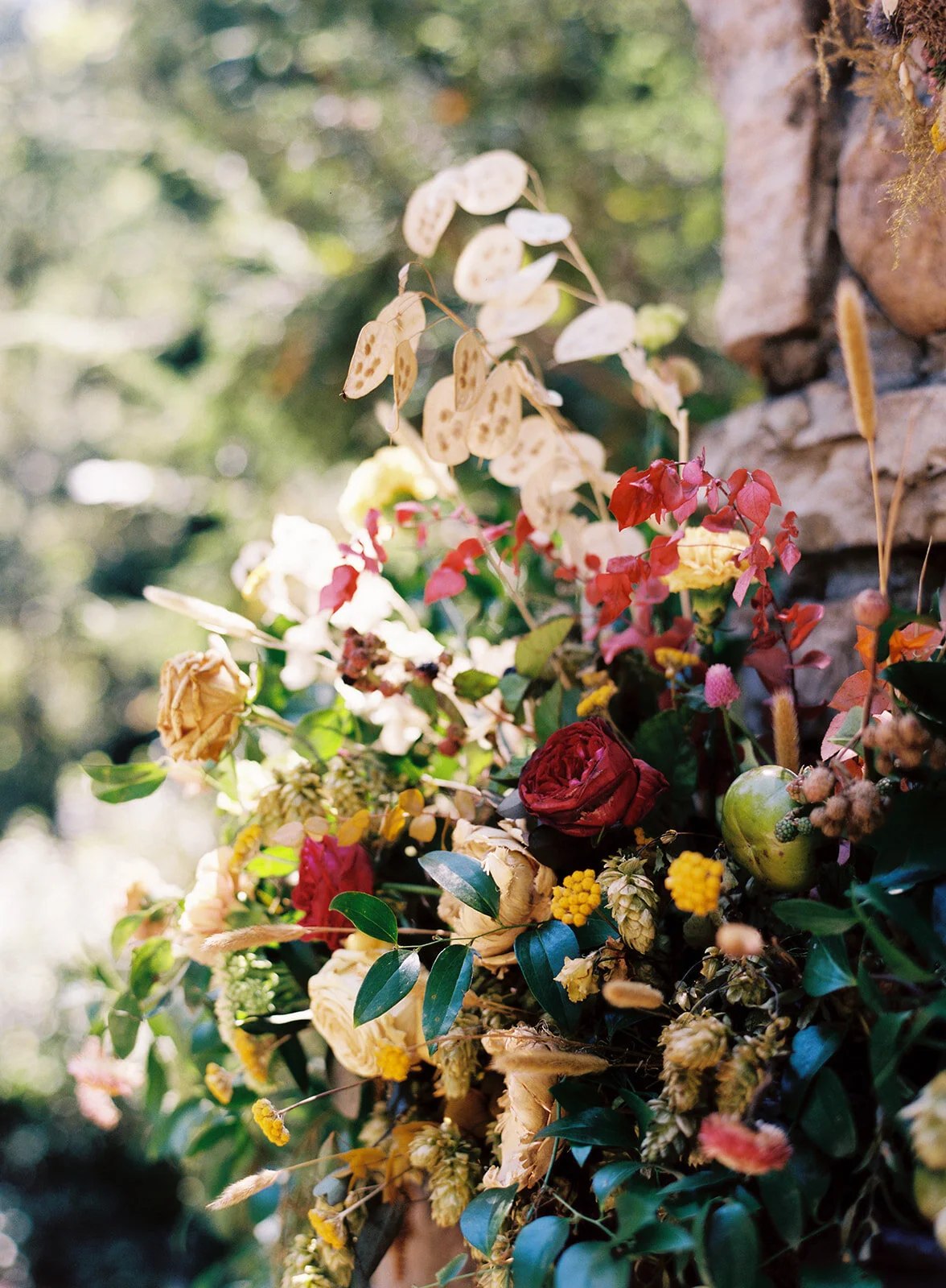 Late summer wildflower-inspired wedding floral design at RT Lodge. Asymmetrical, growing flower installation for the mantle.