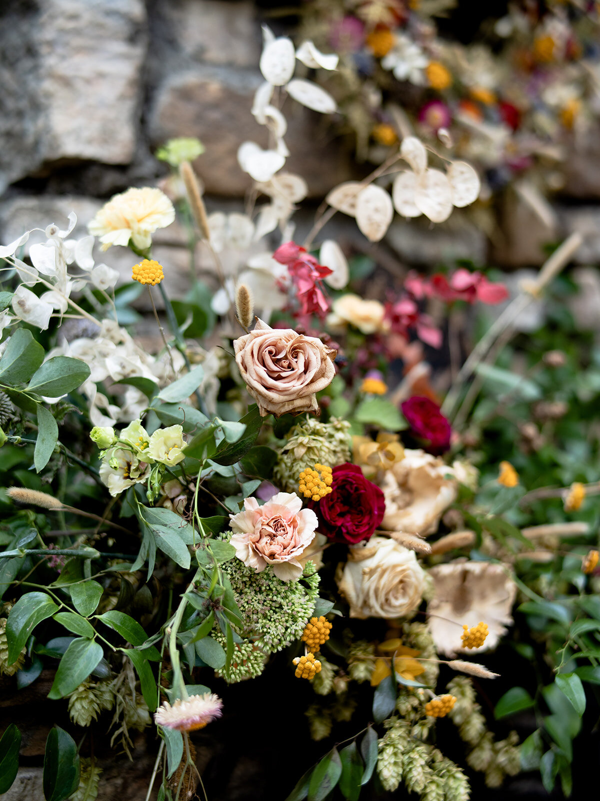 Late summer wildflower-inspired wedding floral design at RT Lodge. Asymmetrical, growing flower installation for the mantle.