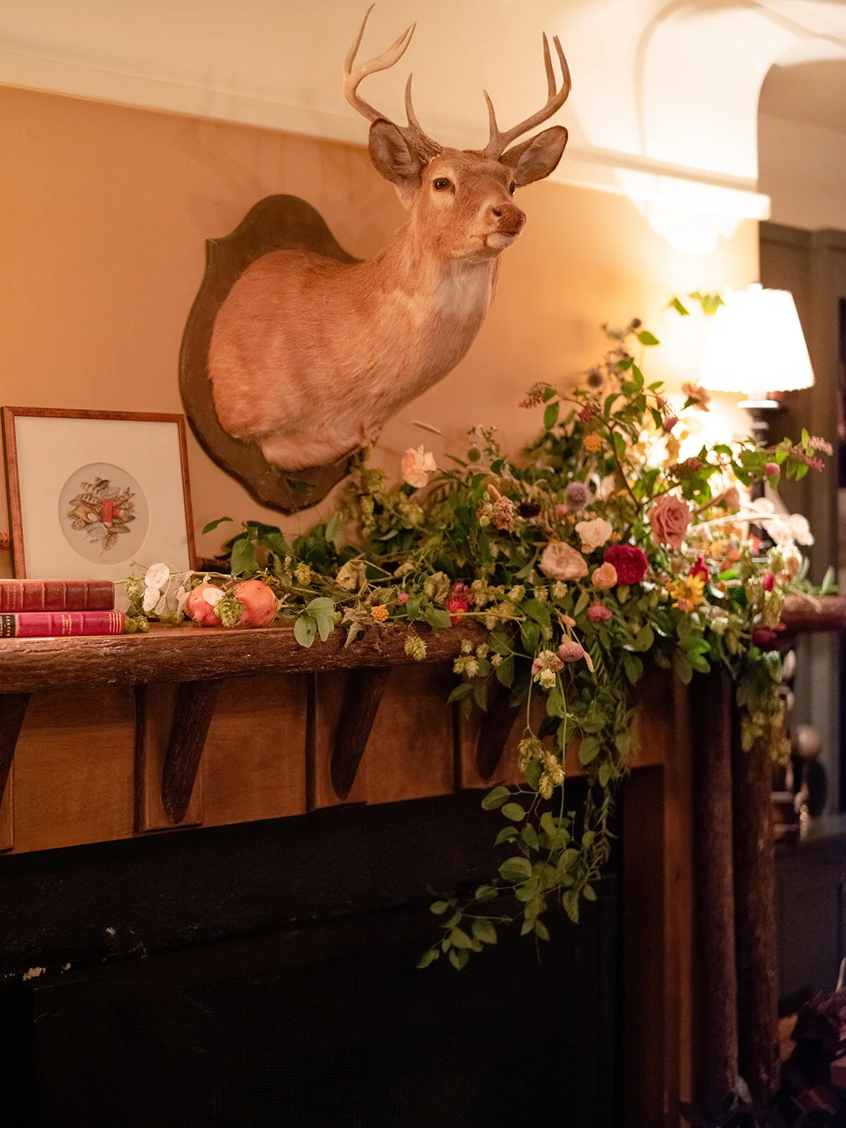 Late summer wildflower-inspired wedding floral design at RT Lodge. Asymmetrical, growing flower installation for the mantle.