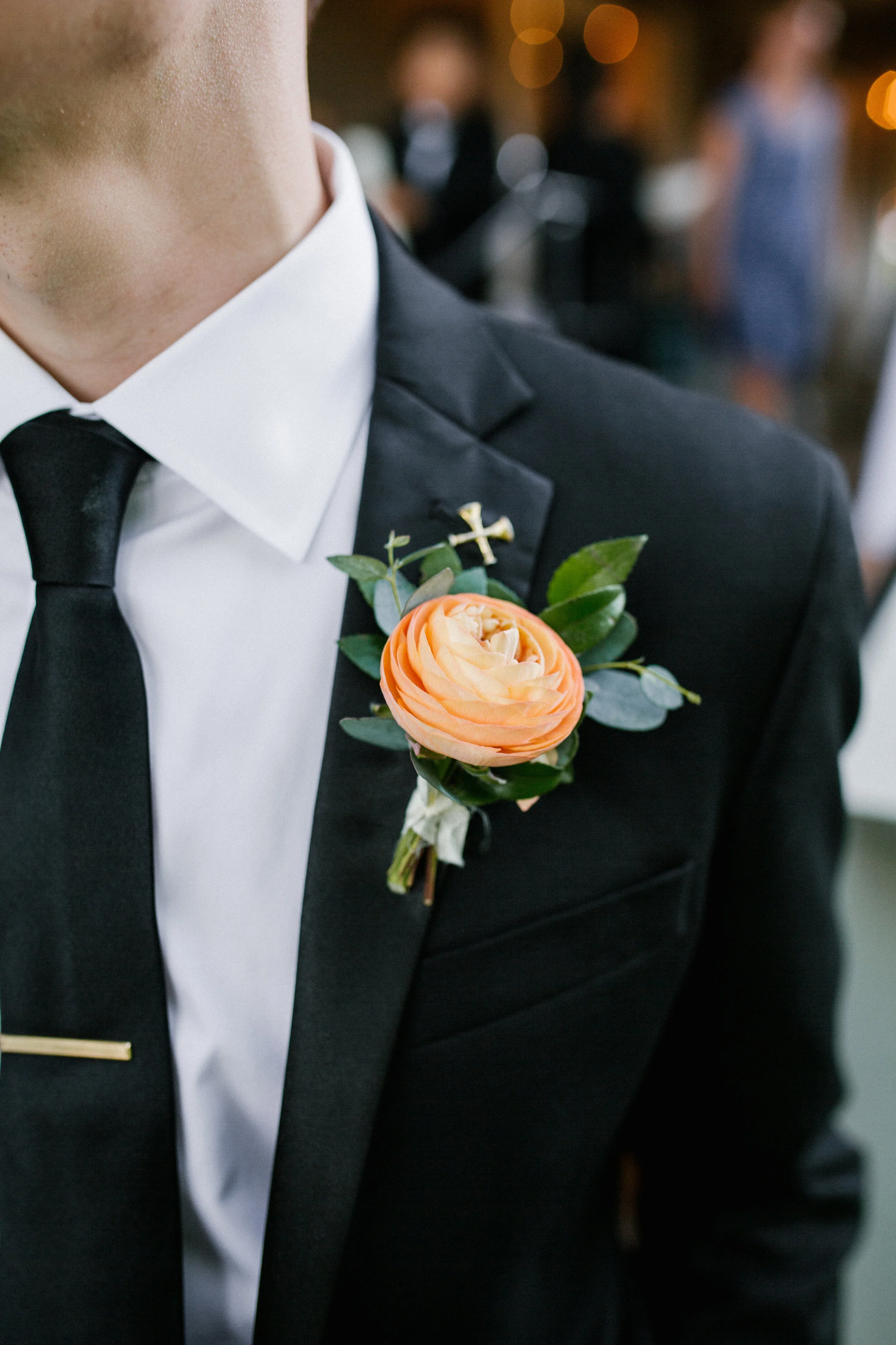 Bridal party portraits at Tennessee Tower in downtown Nashville. Asymmterical, whimsical bouquets with garden roses, ranunculus, and greenery.