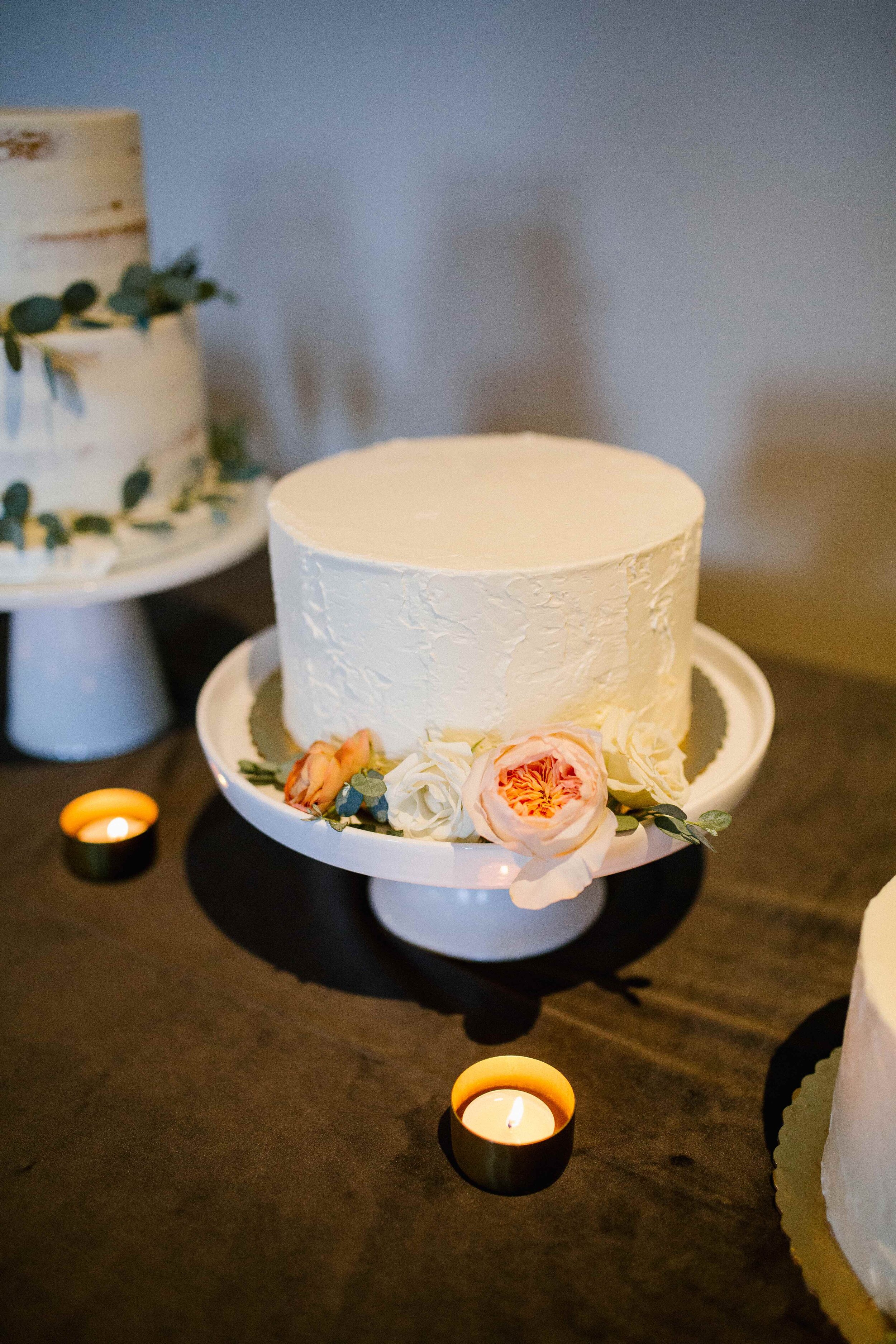Light floral accents for single tiered cake.