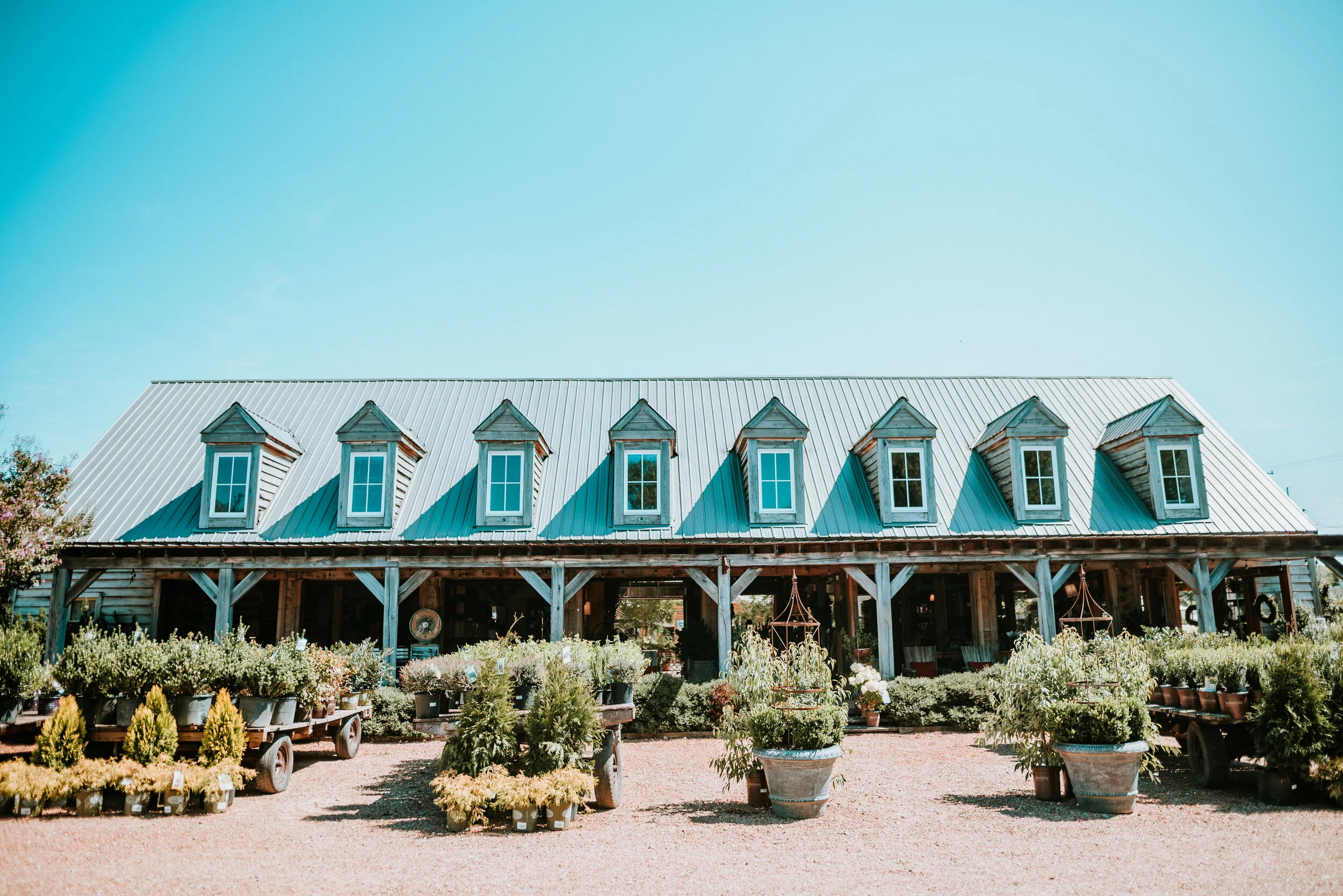 October wedding at Long Hollow Gardens with lush, asymmetrical flower arrangements in a rusty orange and soft peach color palette. Nashville wedding floral design.