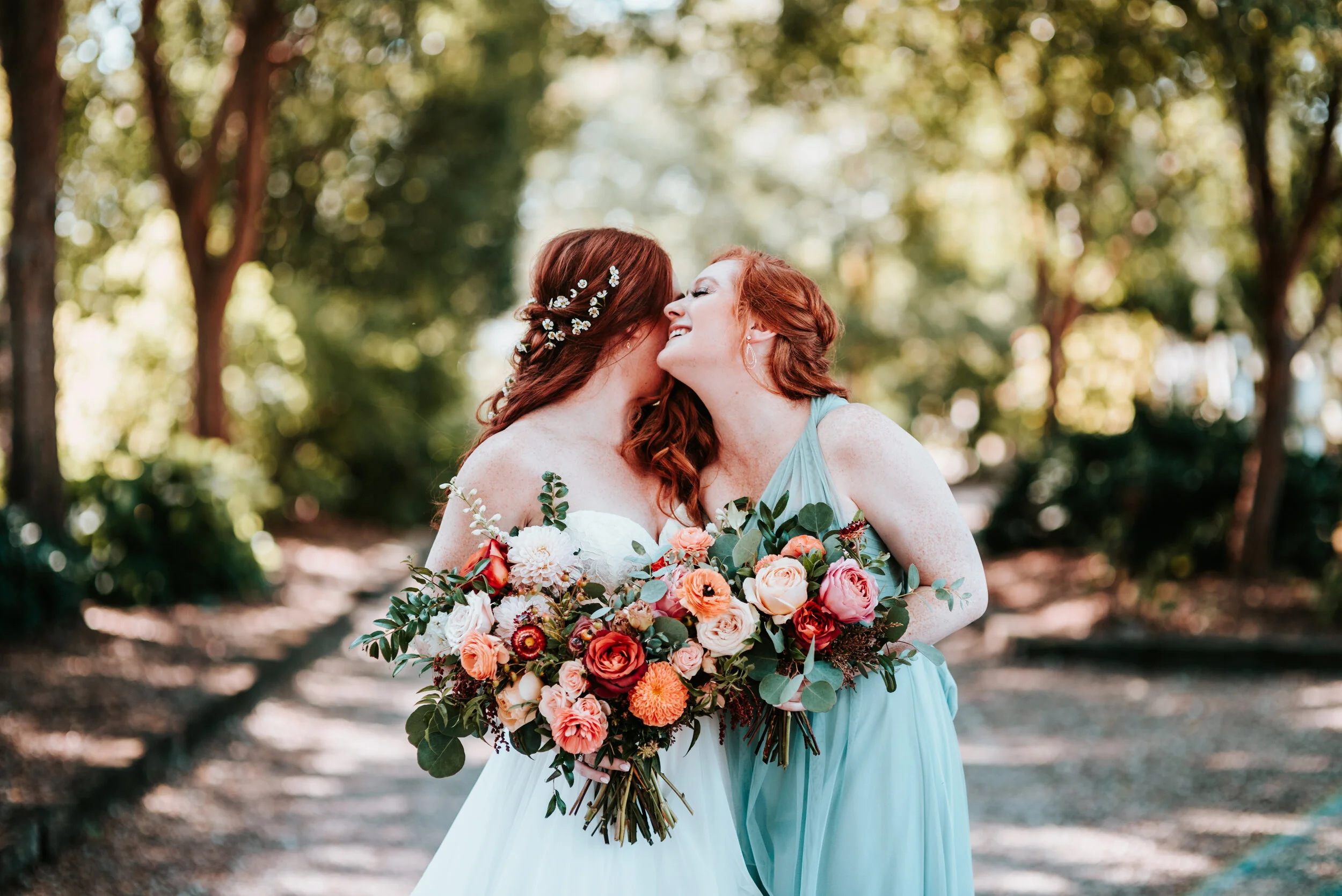 October wedding at Long Hollow Gardens with lush, asymmetrical flower arrangements in a rusty orange and soft peach color palette. Nashville wedding floral design.