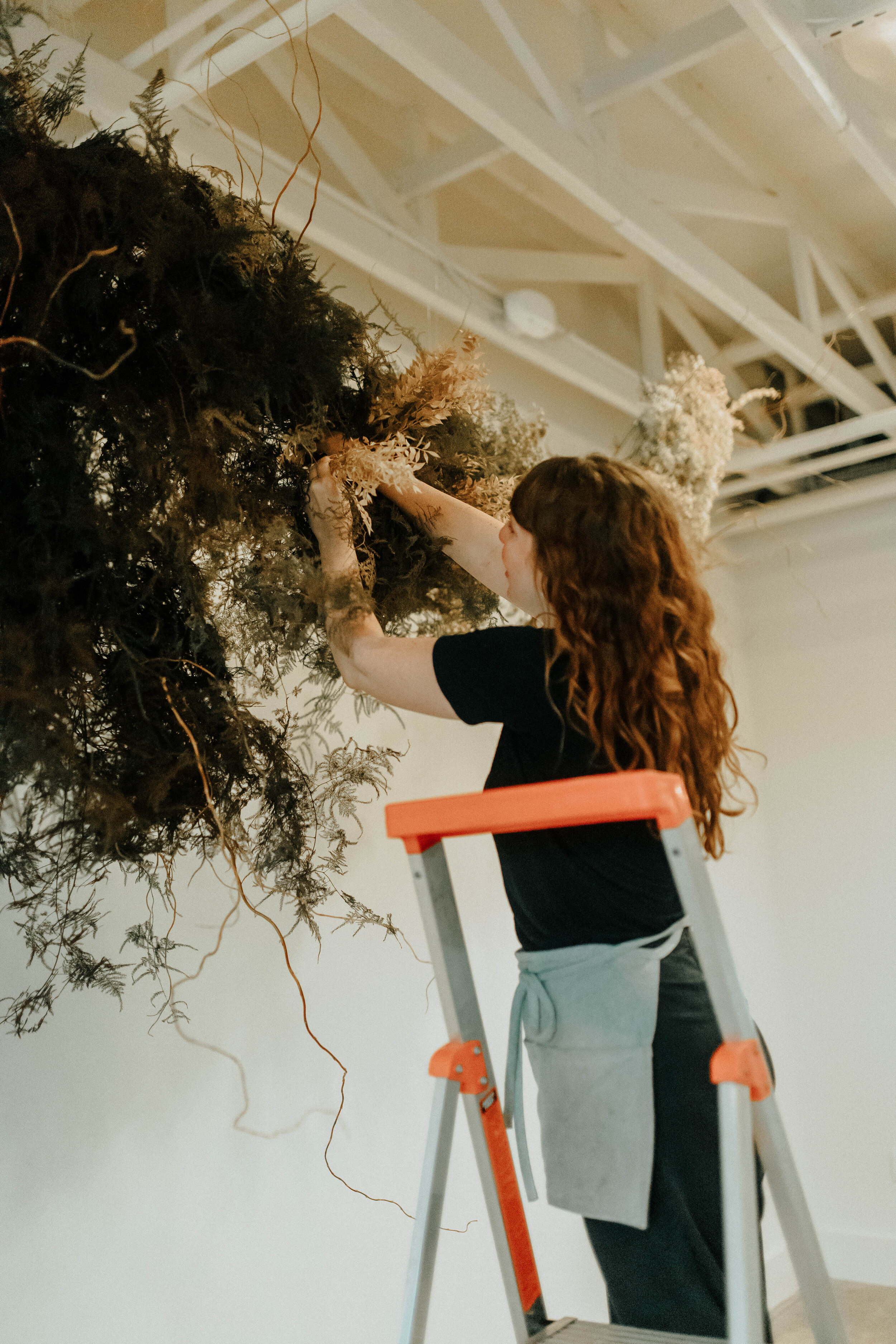 Skin tone inspired wearable floral design inspiration shoot. Earth tone hanging flower installation at the Saint Elle, Nashville.