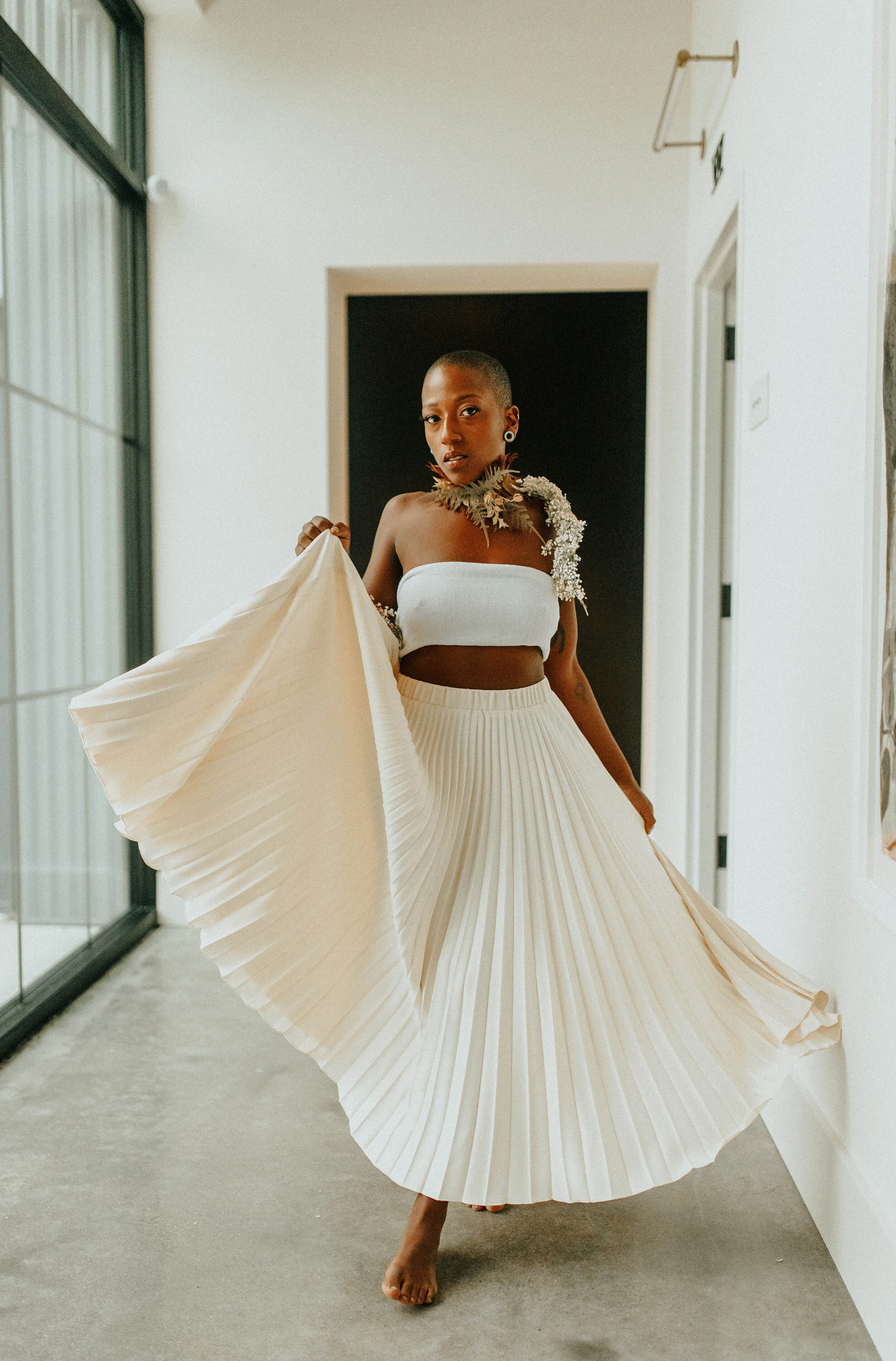 Earthy neutral floral design with flower necklace and wearable florals. Nashville wedding florist at the Saint Elle.