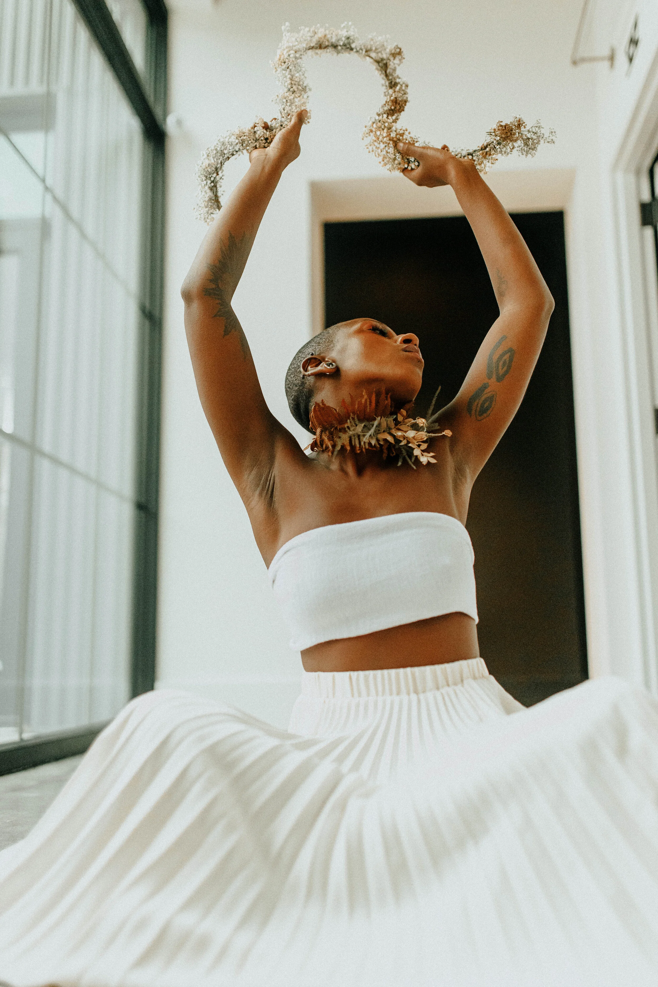 Earthy neutral floral design with flower necklace and wearable florals. Nashville wedding florist at the Saint Elle.