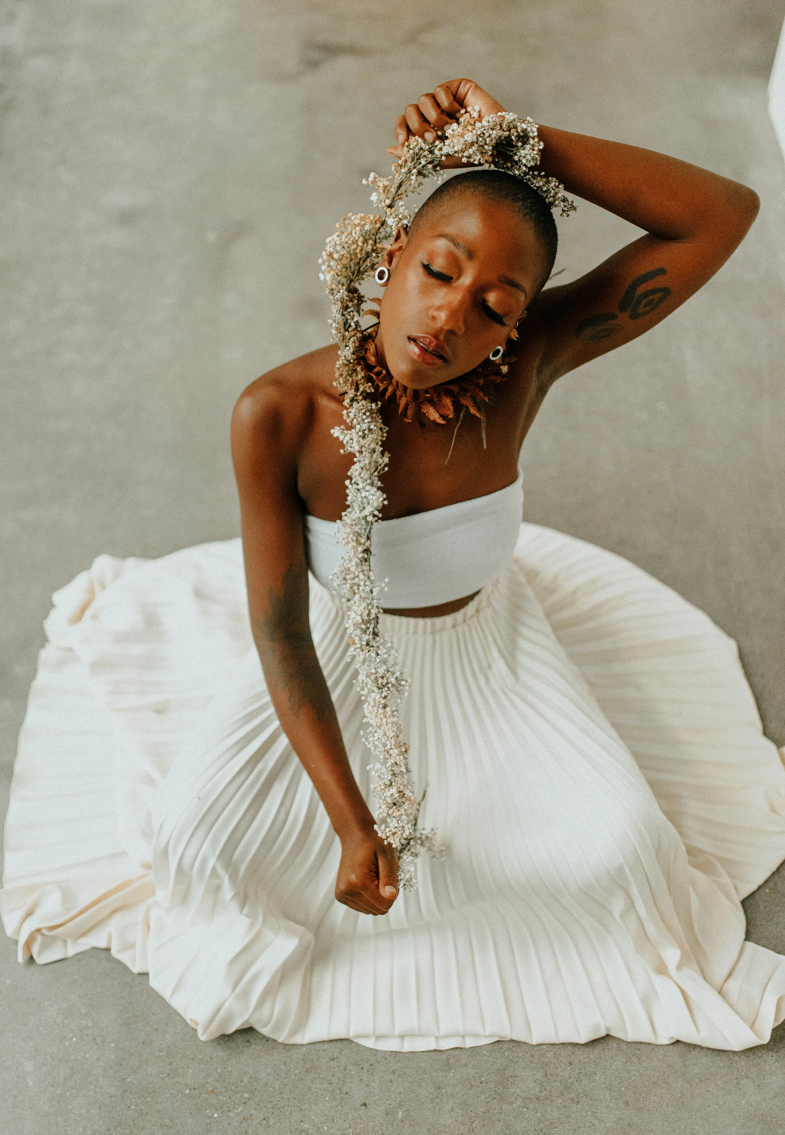 Earthy neutral floral design with flower necklace and wearable florals. Nashville wedding florist at the Saint Elle.