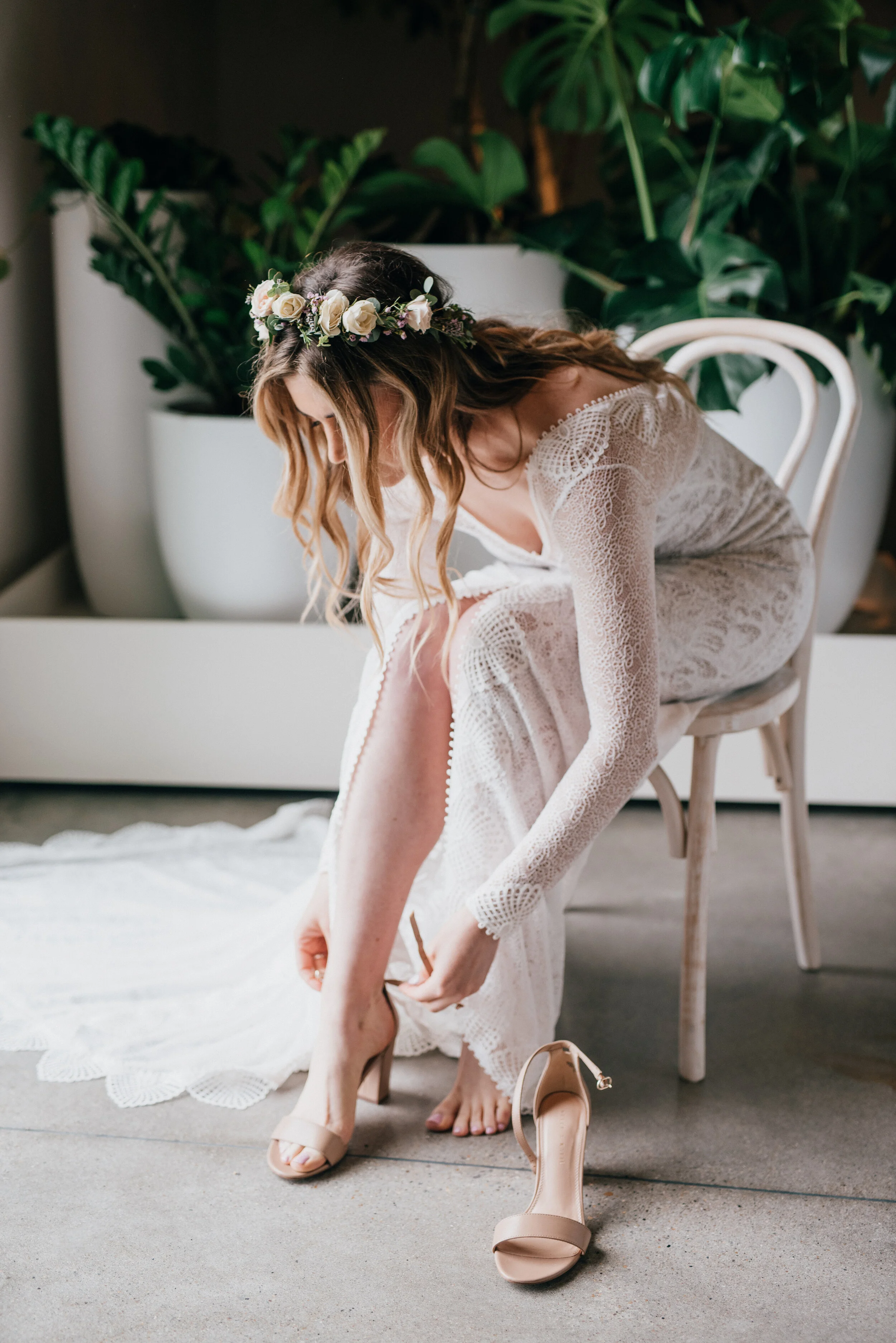 Bride’s flower crown with blush spray roses, wildflowers, eucalyptus, and greenery. Nashville wedding flowers by Rosemary & Finch.