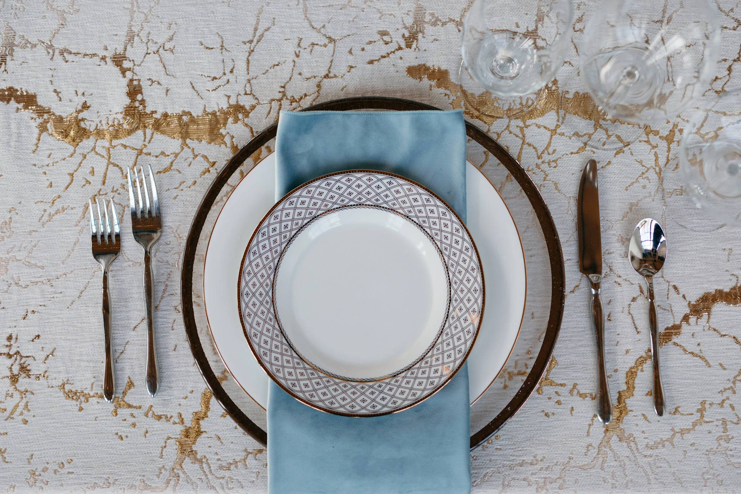 Winter inspiration tablescape featuring white roses, touches of gold, baby eucalyptus and lush greenery. Nashville wedding florist Rosemary & Finch at OZARI.