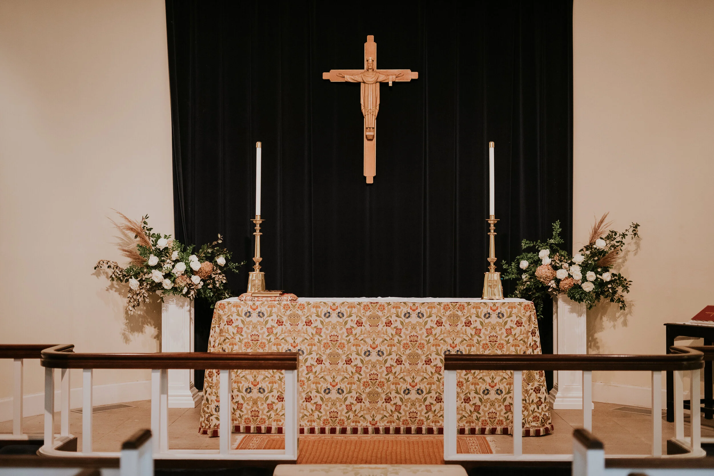 Bohemian and modern yet classically elegant. This wedding perfectly married boho elements of pampas grass, eucalyptus, and dried florals with topical stems of anthurium and orchid. Quicksand roses, capuccino roses, ilex berry, and rust fern add a po…