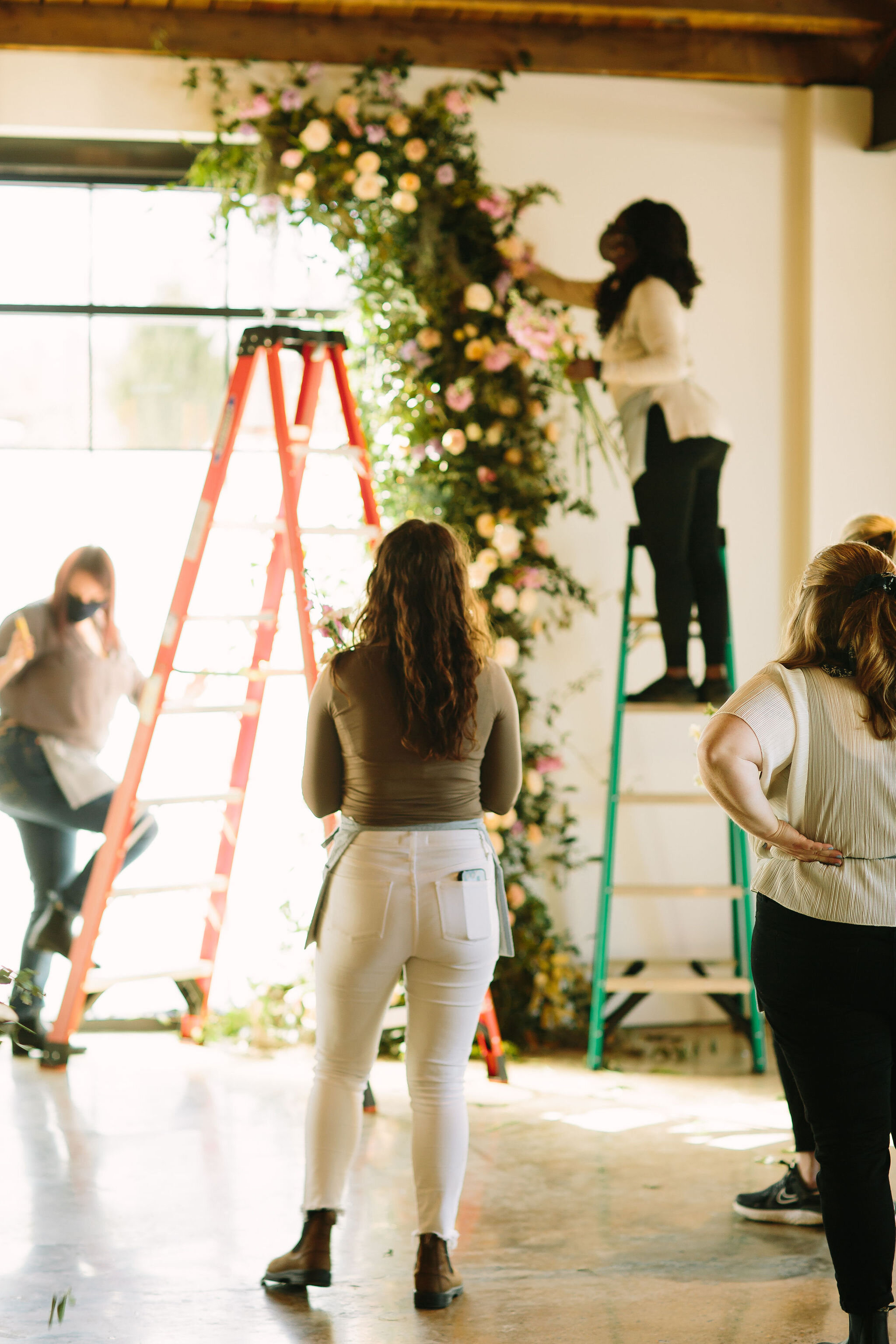 An intimate installation intensive at The Saint Elle in Nashville. Students learned how to create and build 3 different kinds of installations. This climbing window install is filled with flowers in pastel hues including petal heavy roses, heirloom …