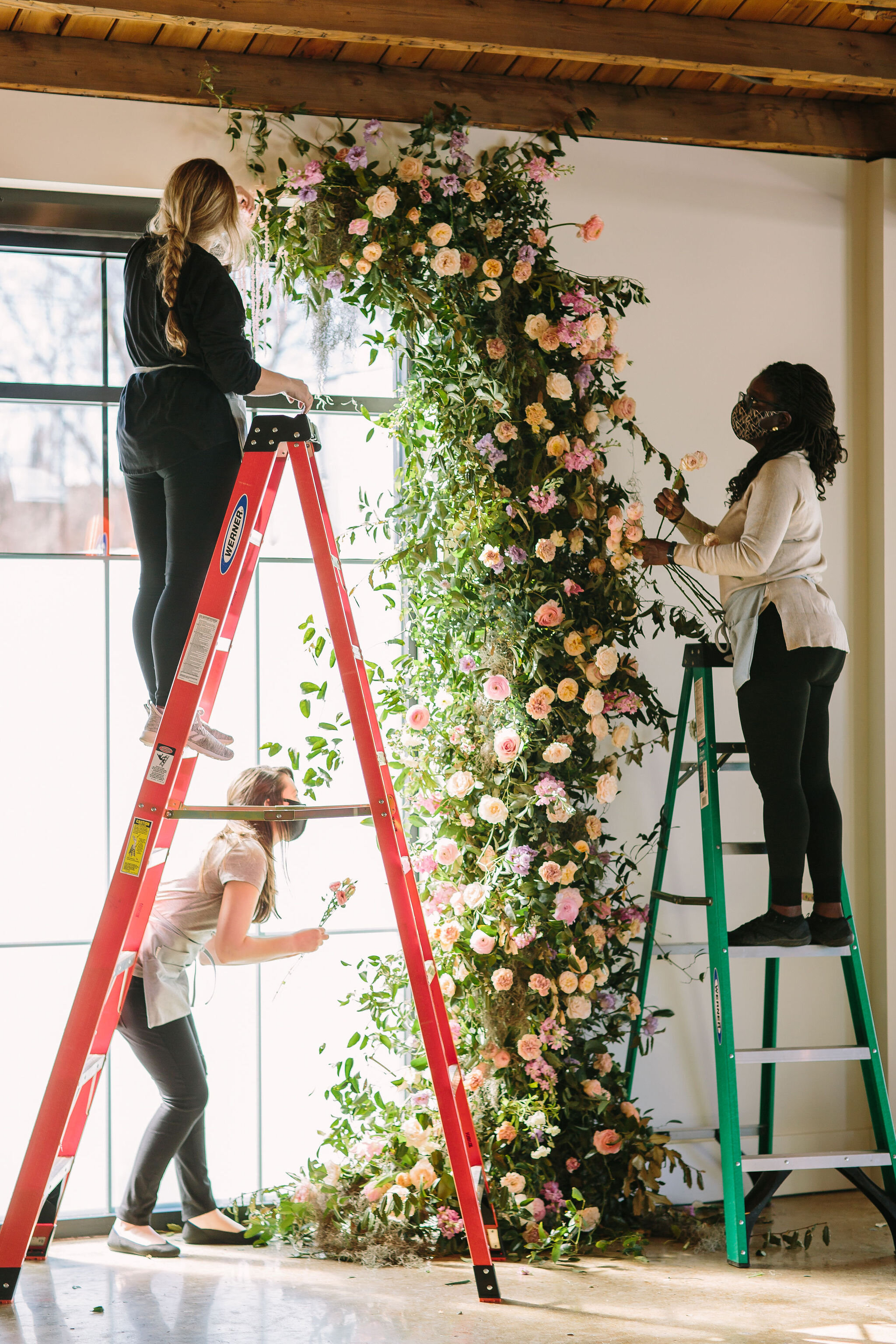 An intimate installation intensive at The Saint Elle in Nashville. Students learned how to create and build 3 different kinds of installations. This climbing window install is filled with flowers in pastel hues including petal heavy roses, lavender …