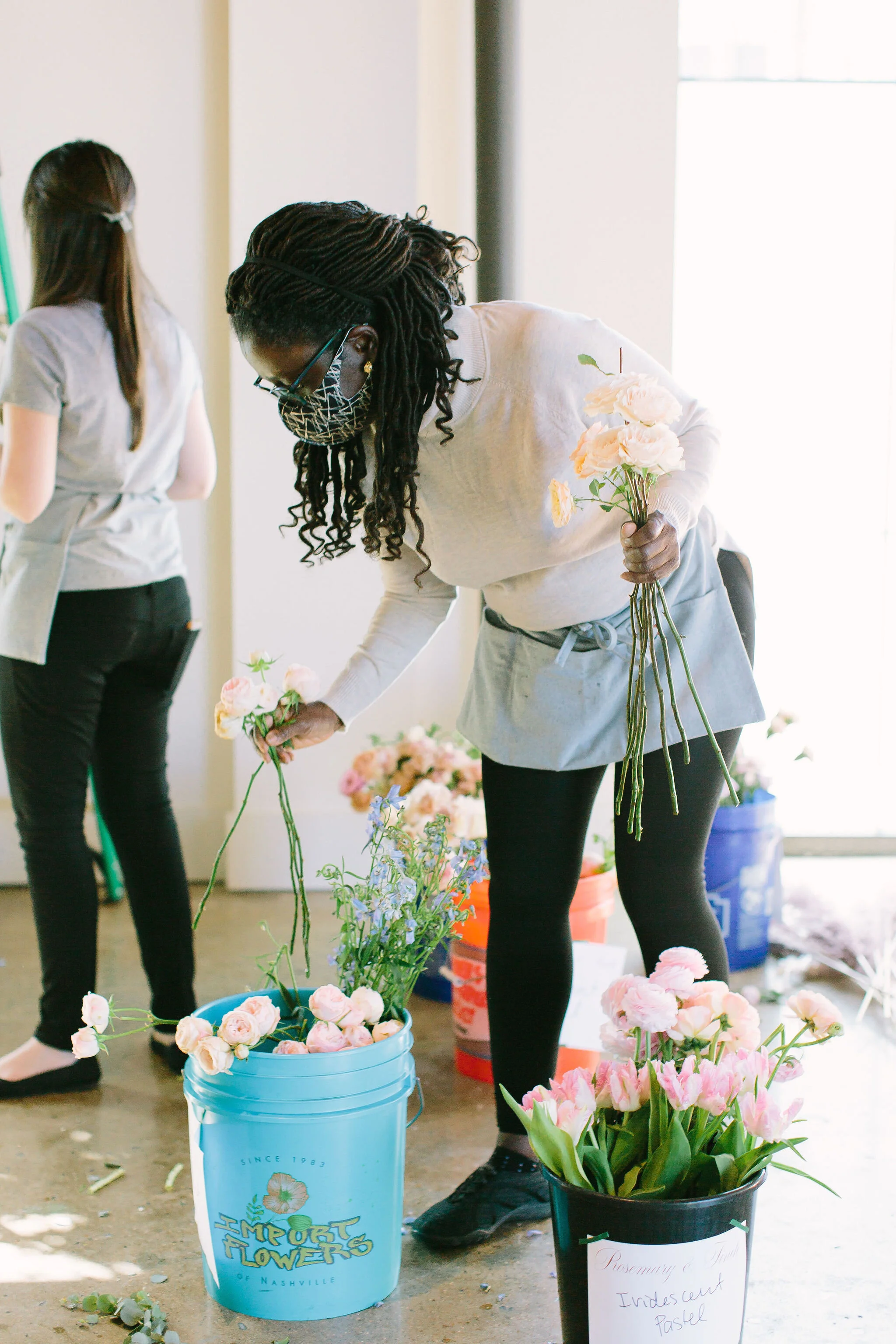 An intimate installation intensive at The Saint Elle in Nashville. Students learned how to create and build 3 different kinds of installations over the course of the day. Hosted and designed by floral designer Rosemary & Finch.