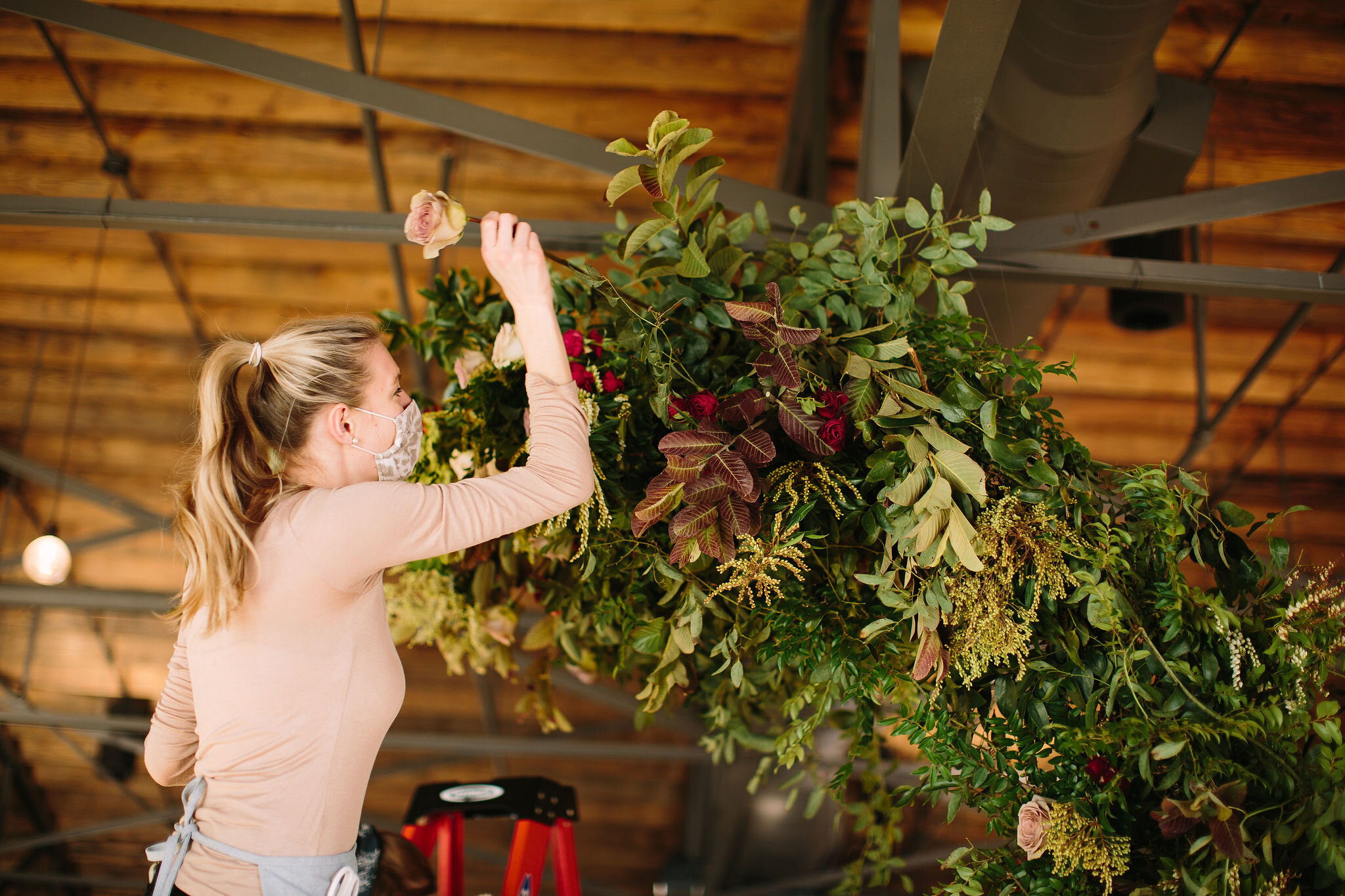 An intimate installation intensive at The Saint Elle in Nashville. Students learned how to create and build 3 different kinds of installations. This spiraling install is filled with rust, plum, and terracotta flowers including toffee and lavender ro…