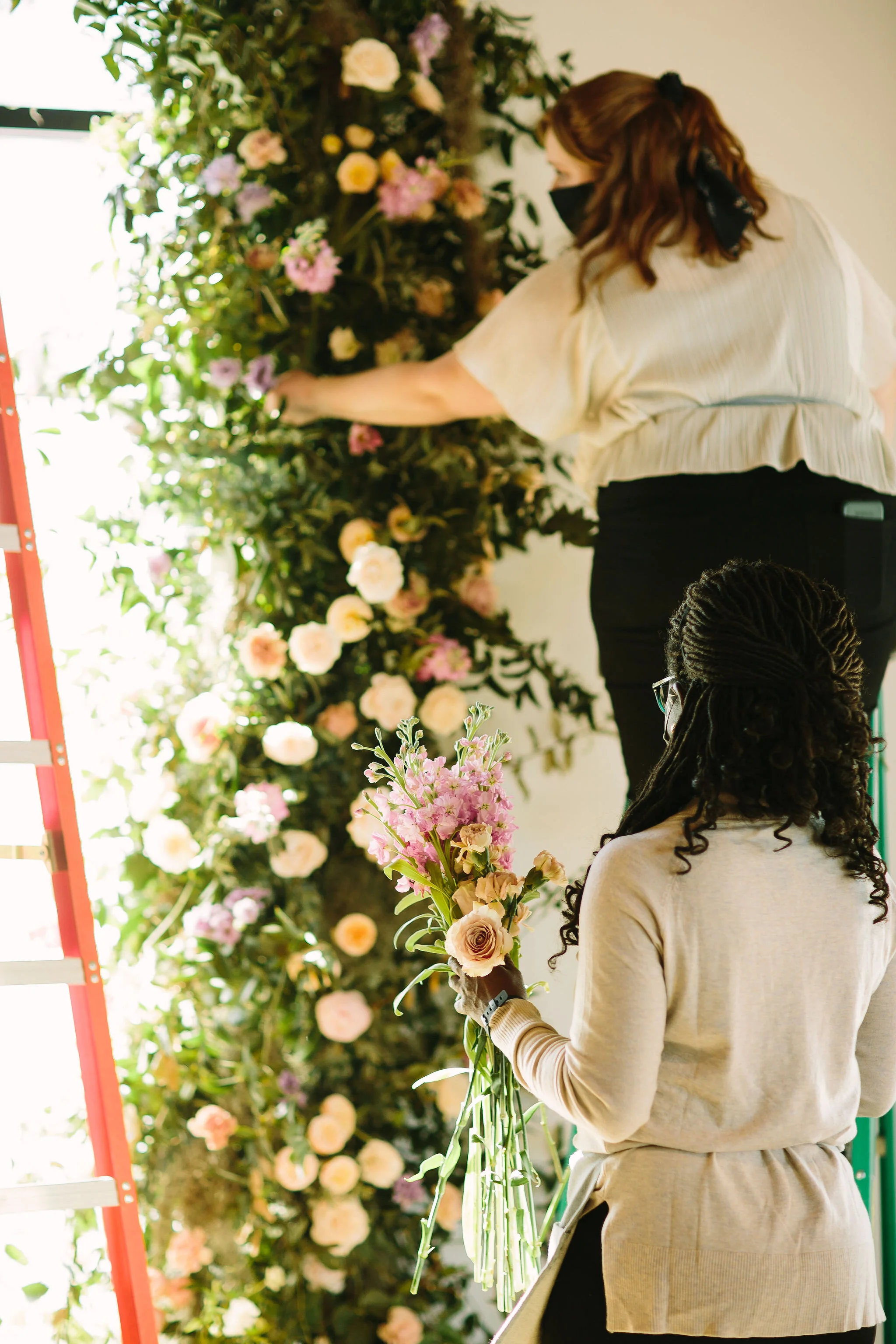 An intimate installation intensive at The Saint Elle in Nashville. Students learned how to create and build 3 different kinds of installations. This climbing window install is filled with flowers in pastel hues including petal heavy roses, lavender …