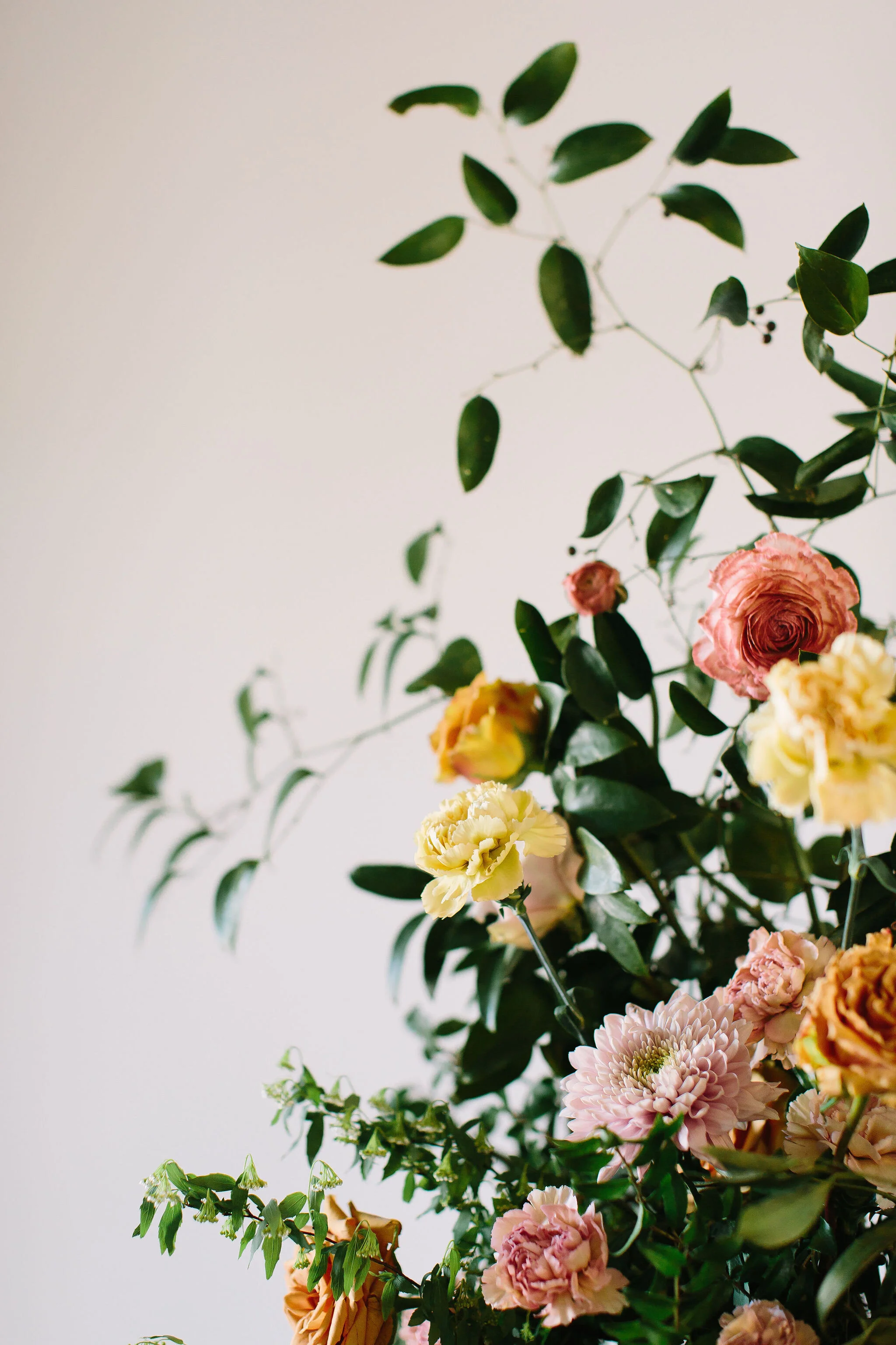 An intimate installation intensive at The Saint Elle in Nashville. Students learned how to create and build 3 different kinds of installations. This elegant broken arch is comprised of golden combo roses, pink mums, nude carnations, blush ranunculus…