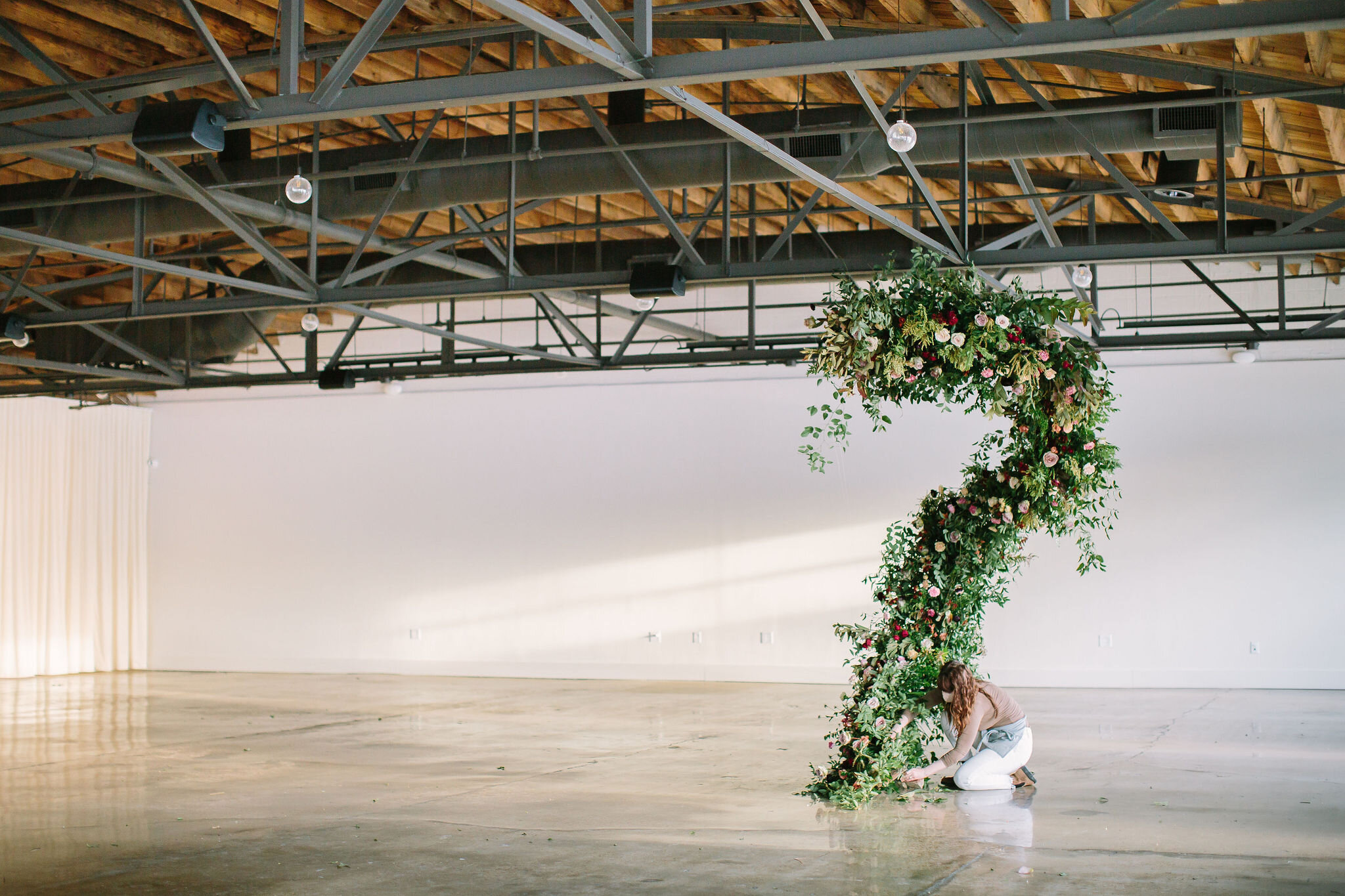 An intimate installation intensive at The Saint Elle in Nashville. Students learned how to create and build 3 different kinds of installations. This spiraling install is filled with rust, plum, and terracotta flowers including toffee and lavender ro…